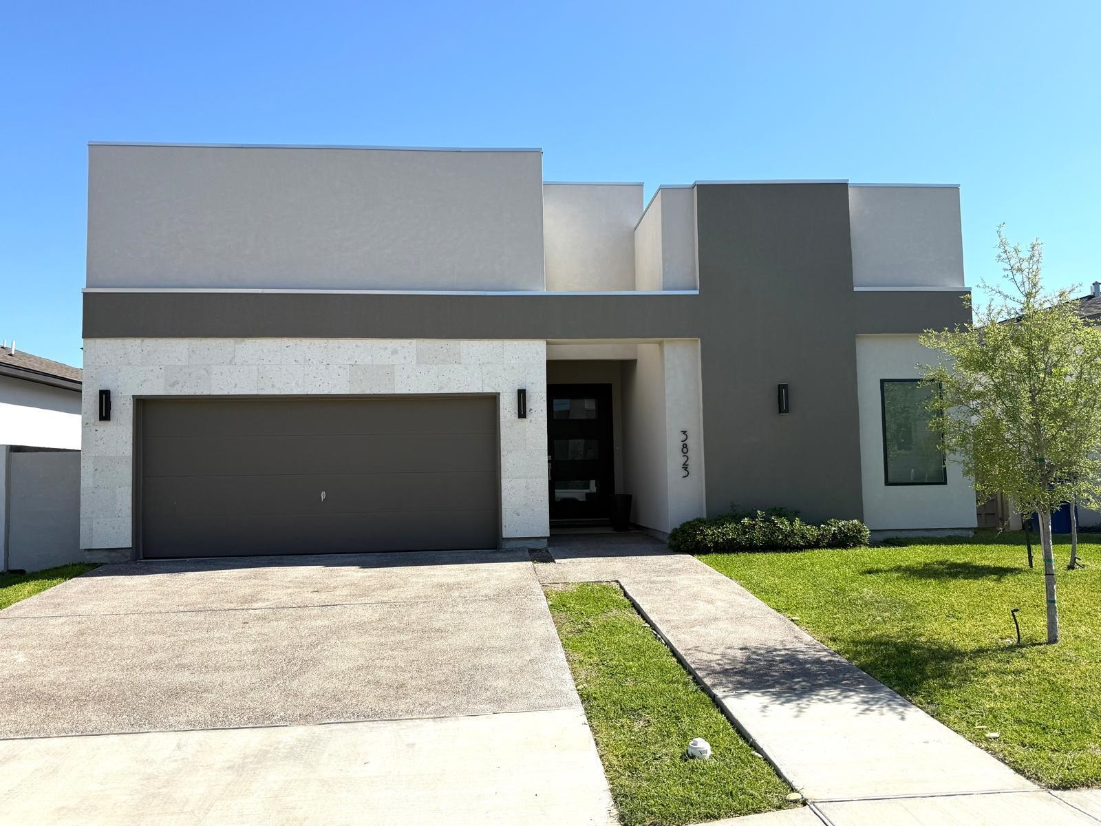 3823 Sun Valley Dr. Property Photo 1