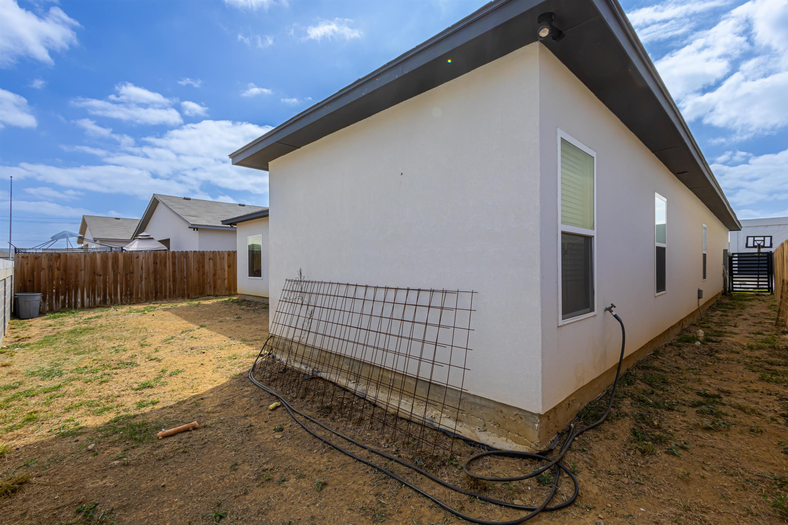 1512 Latigo Loop Property Photo 28