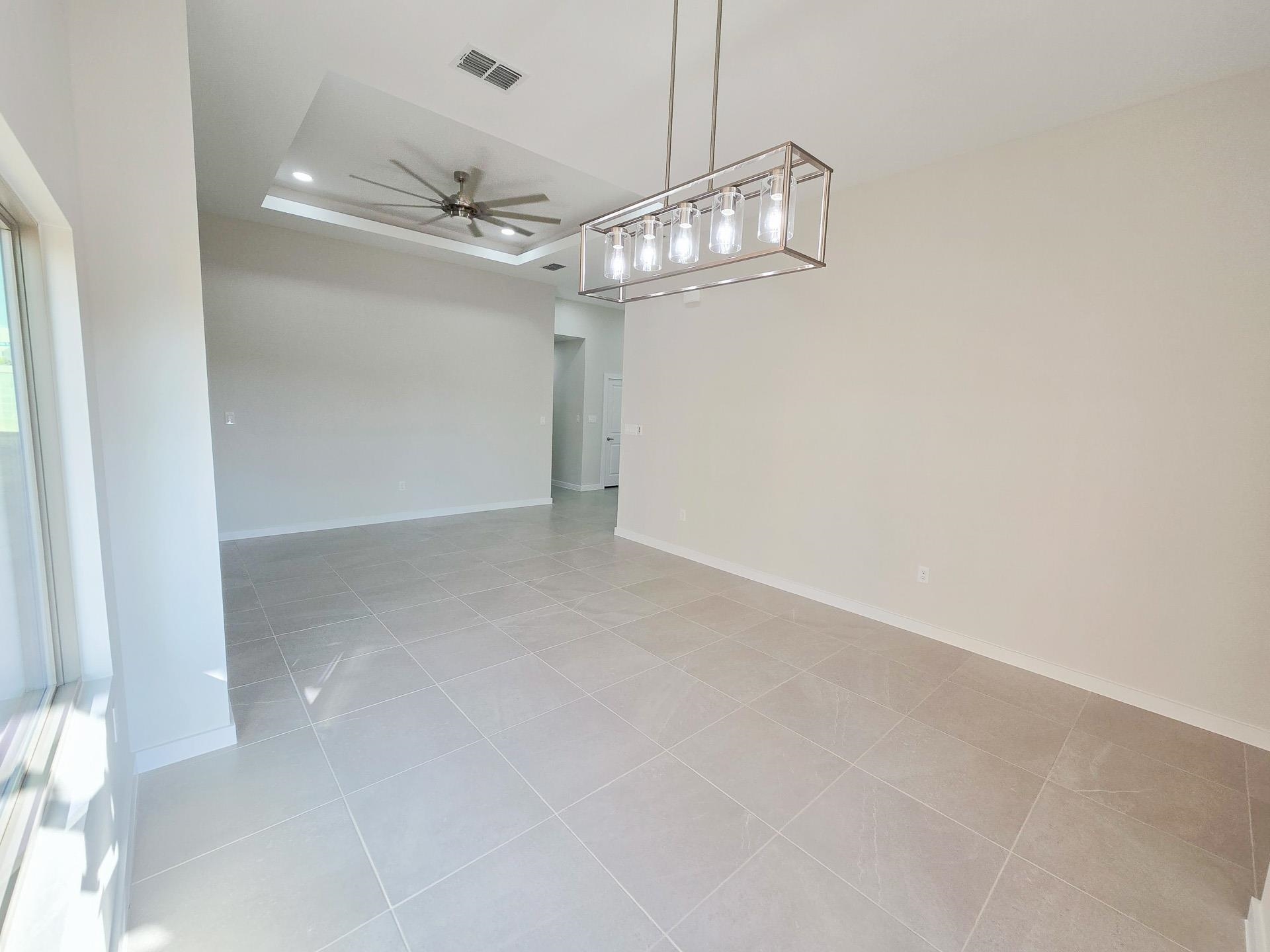 1018 Noyola Loop Property Photo 4