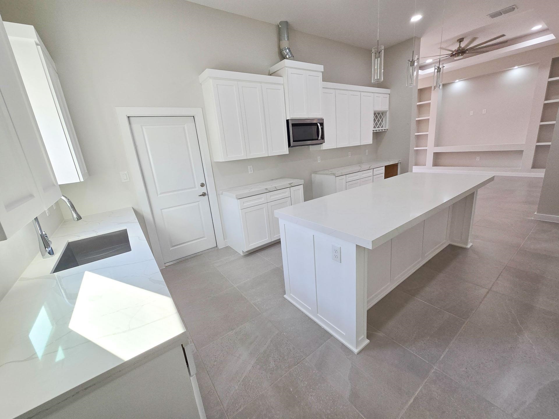 1018 Noyola Loop Property Photo 8