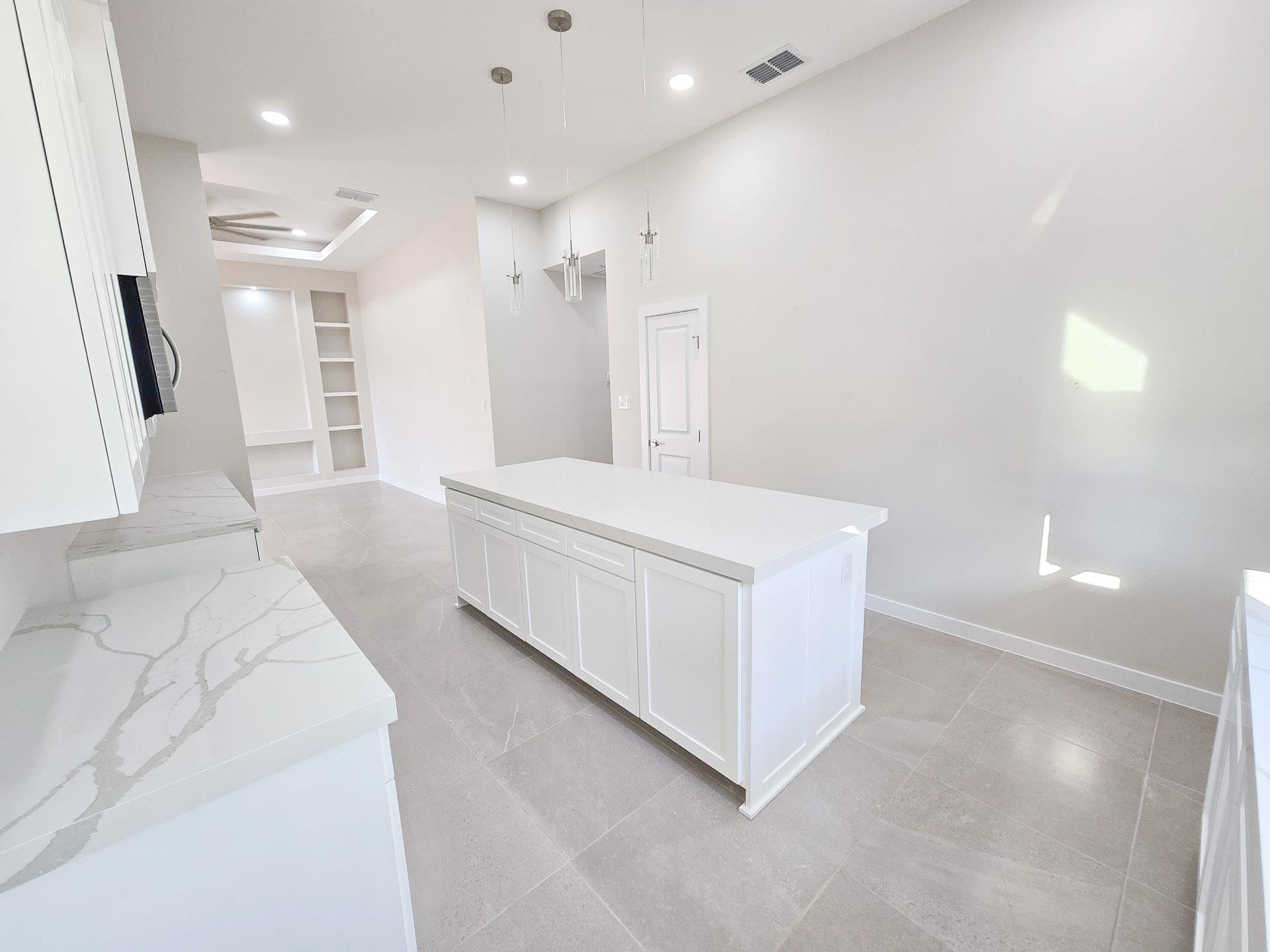 1018 Noyola Loop Property Photo 10