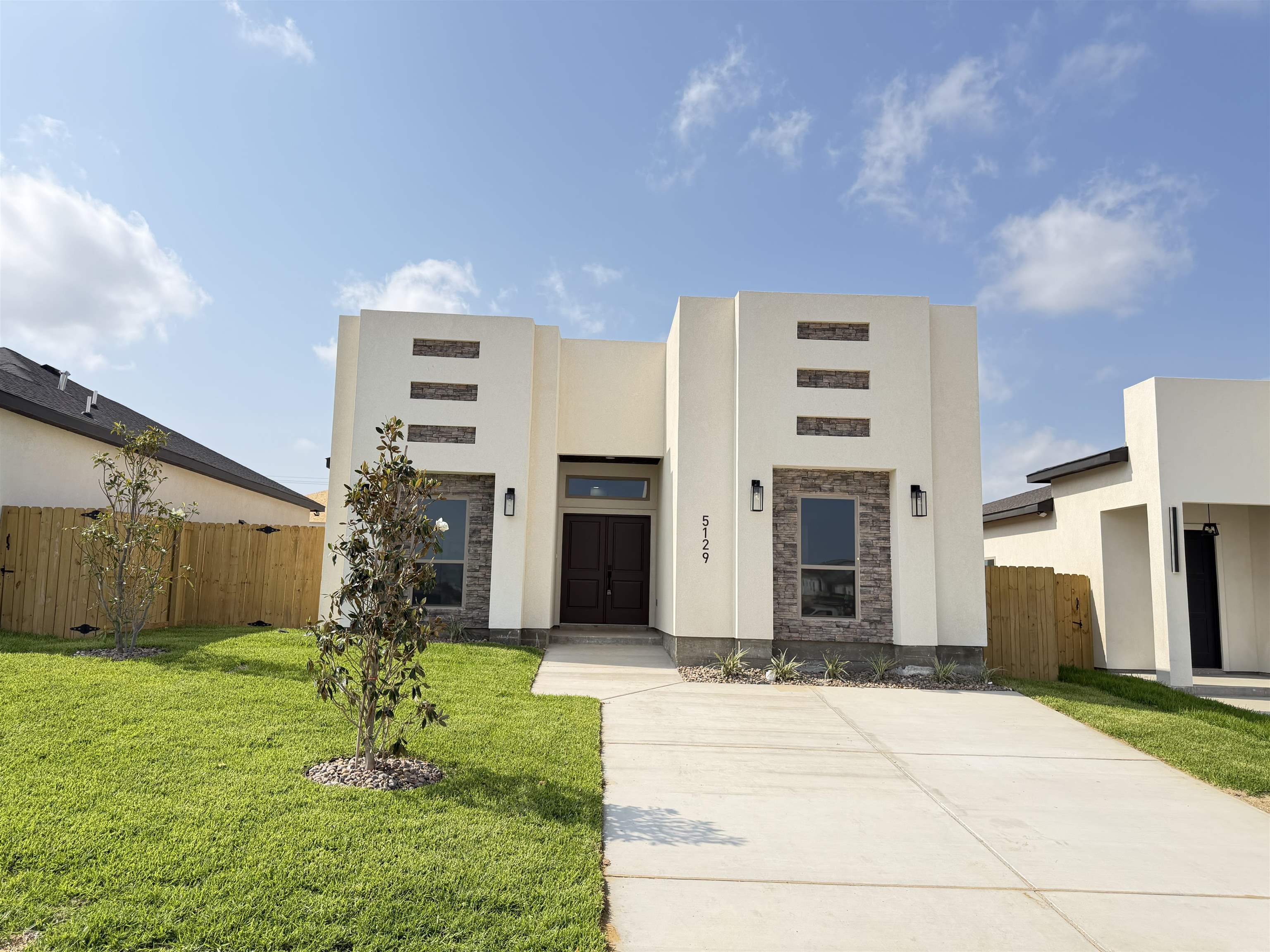 5129 Nispero Ln Property Photo 1
