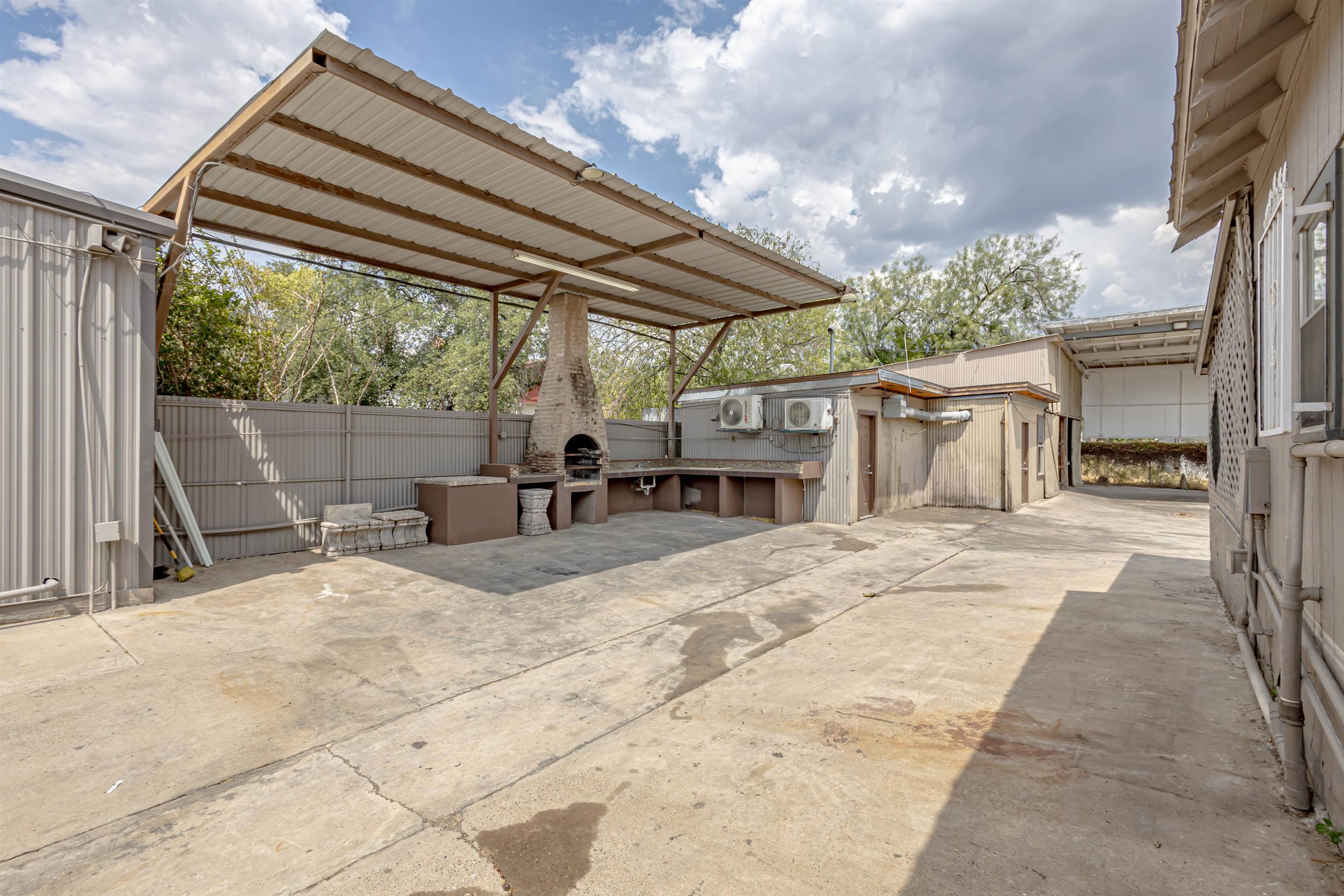603 N Loring Ave Property Photo 3