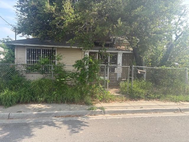 905 Chihuahua St Property Photo 1