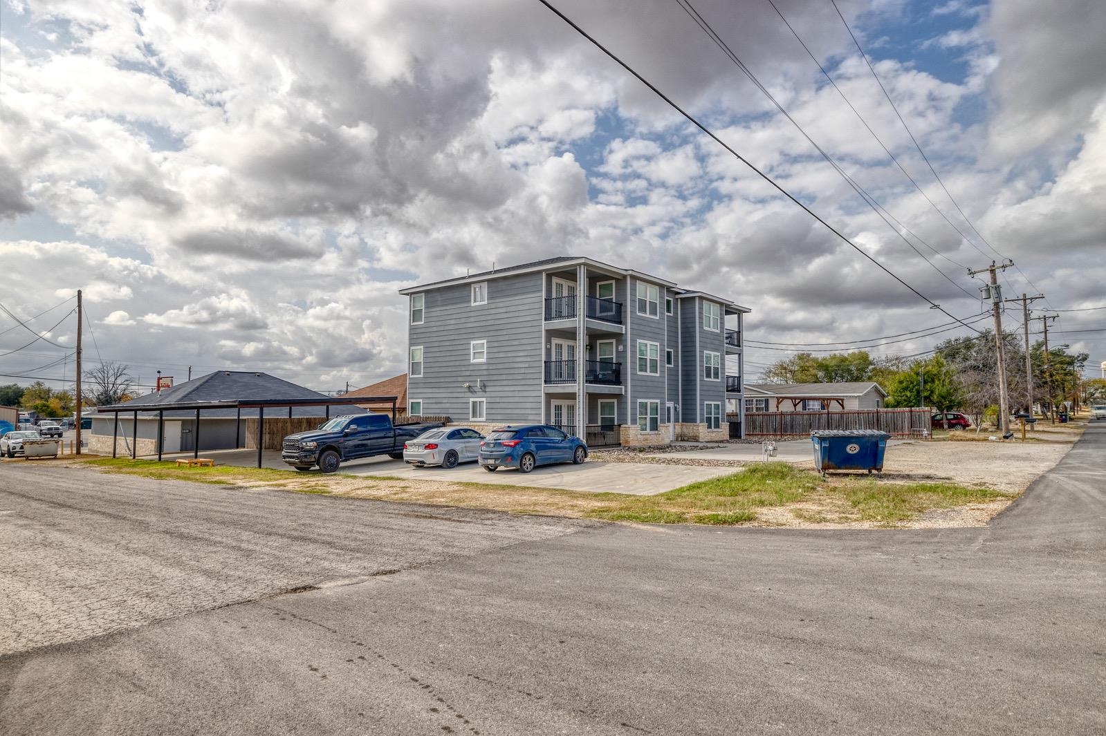 1200 W Houston St Property Photo 4