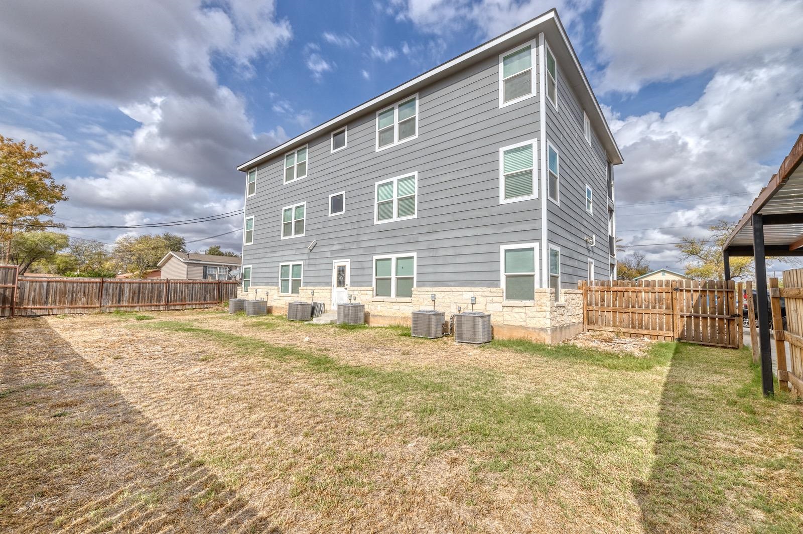 1200 W Houston St Property Photo 5
