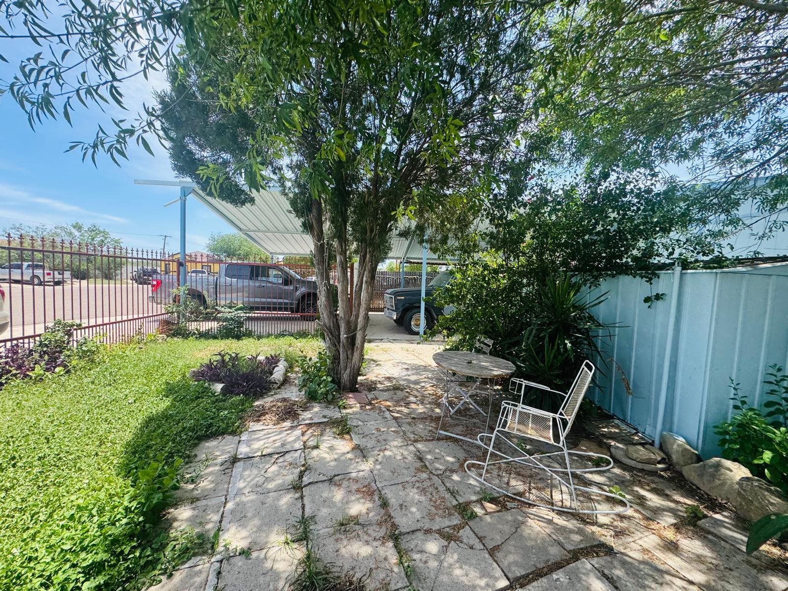 917 Flag St Property Photo 2