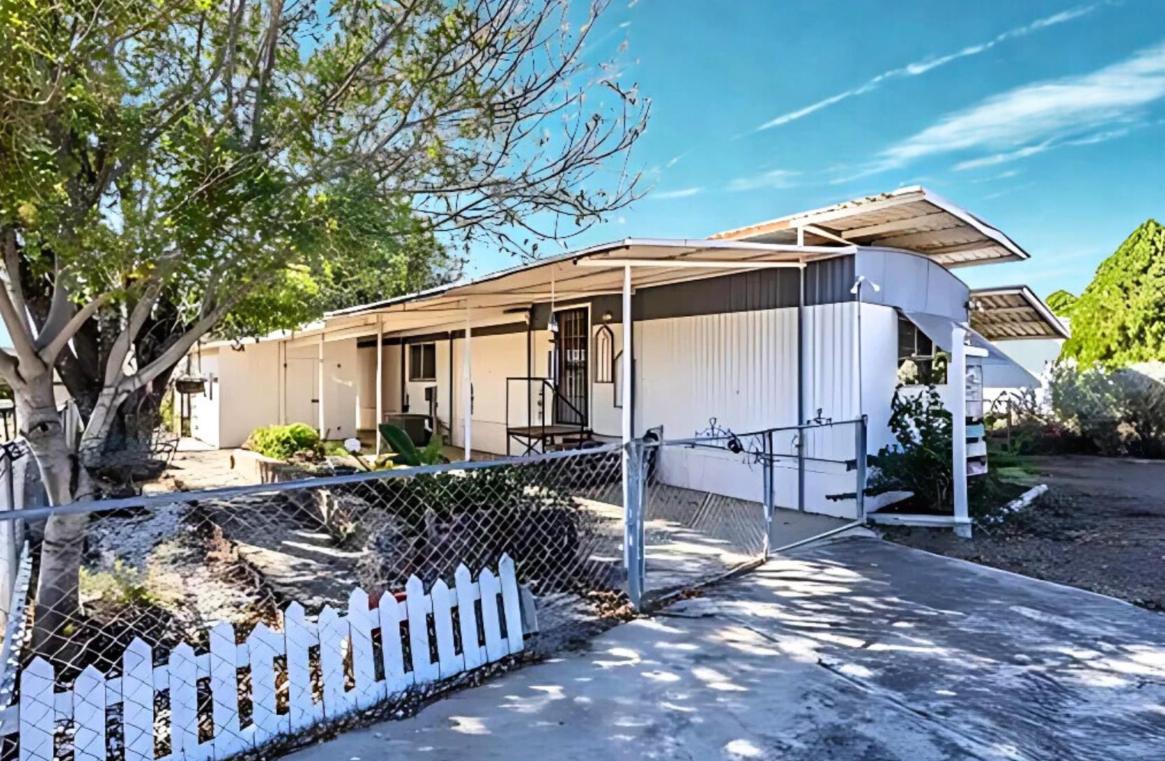 100 Blossum Blvd. Property Photo 3