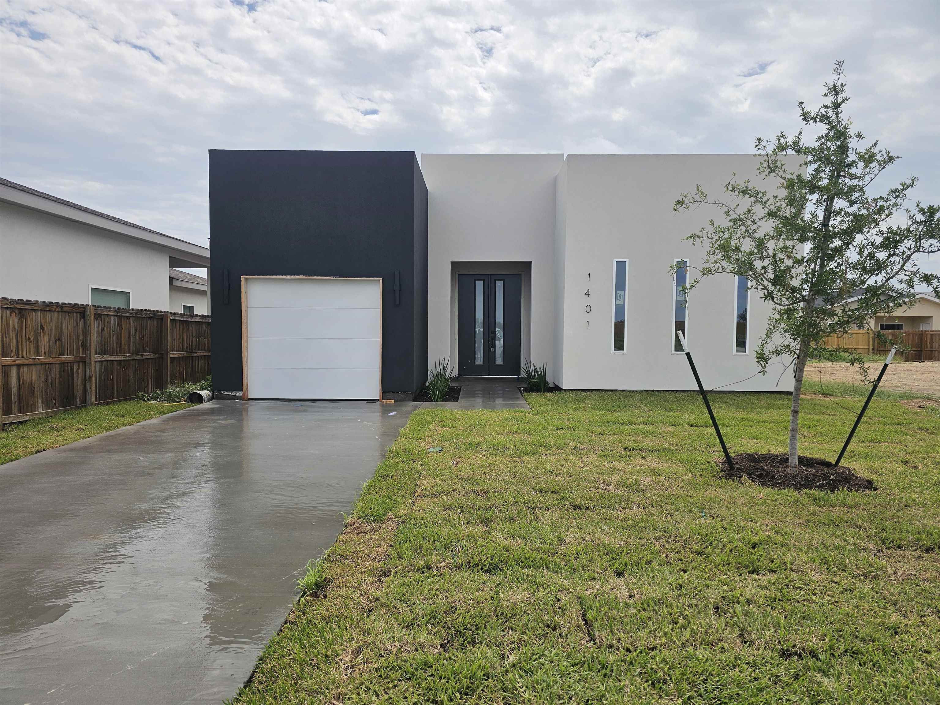 1401 Los Estribos Dr. Property Photo 1