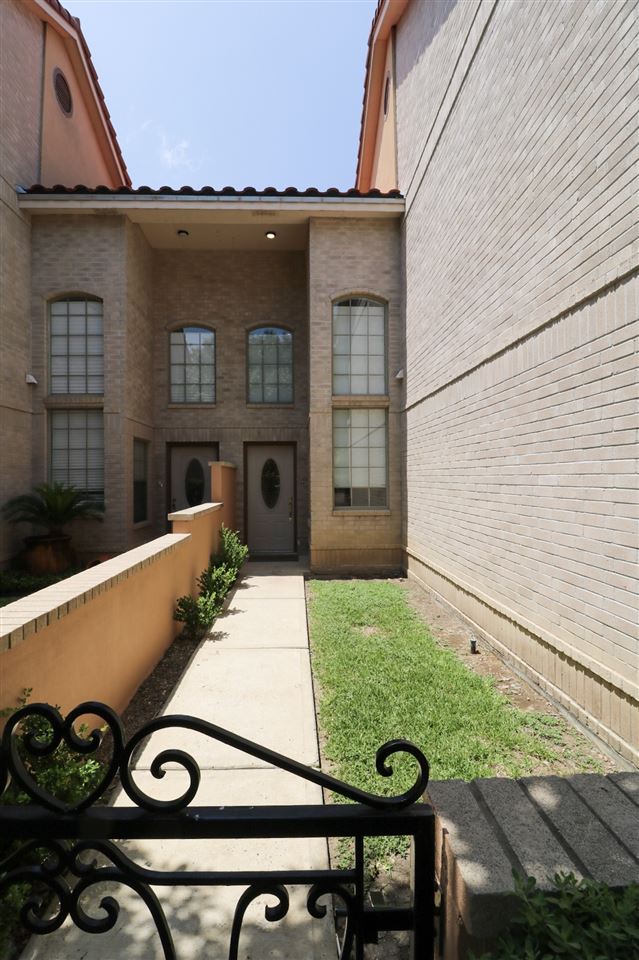 7521 Country Club Dr 405 Property Photo 2