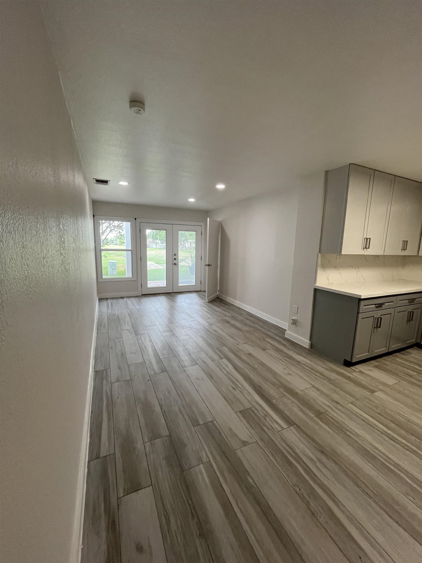 1800 Country Club Dr 14 Property Photo 6