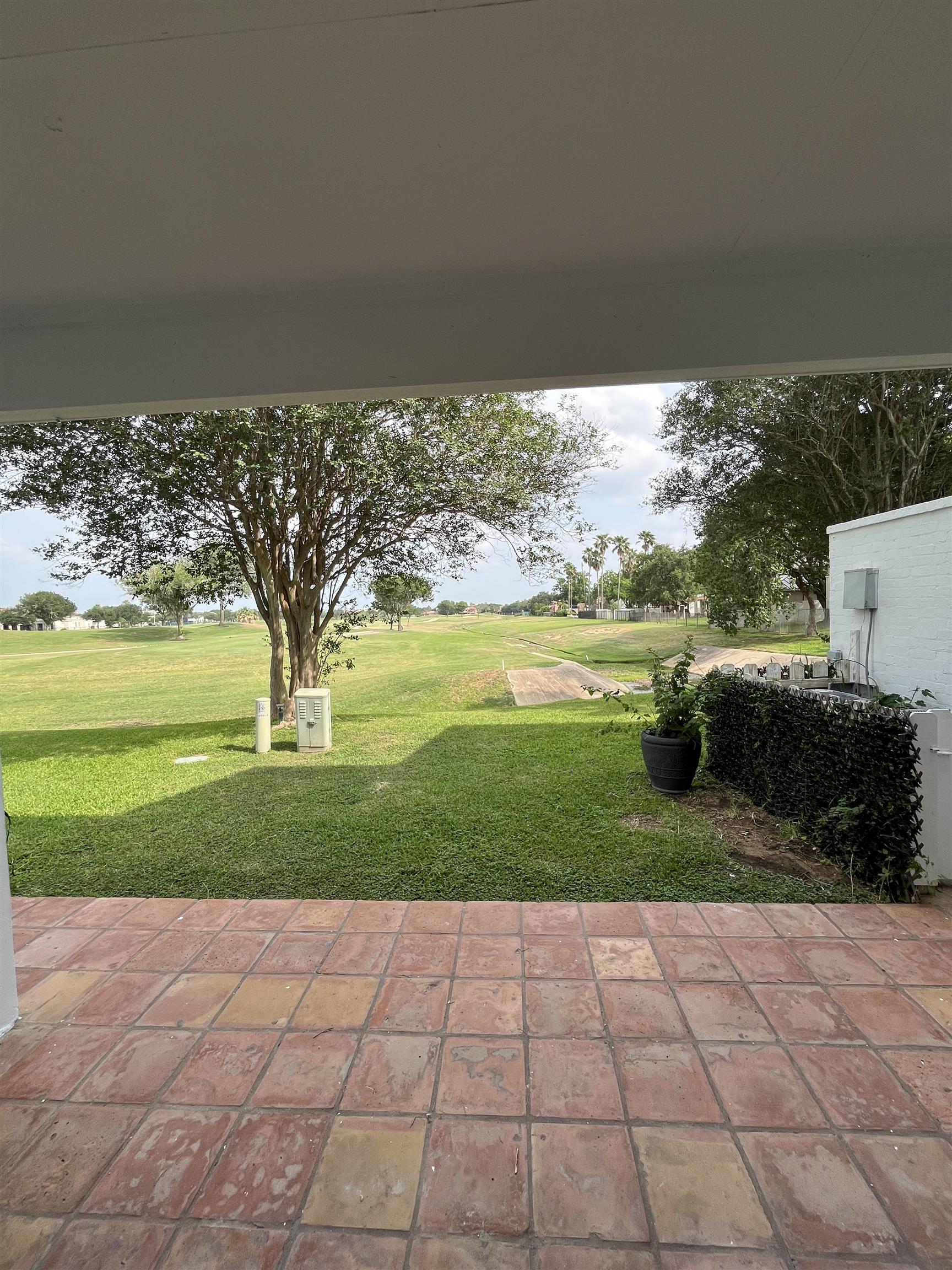 1800 Country Club Dr 14 Property Photo 13