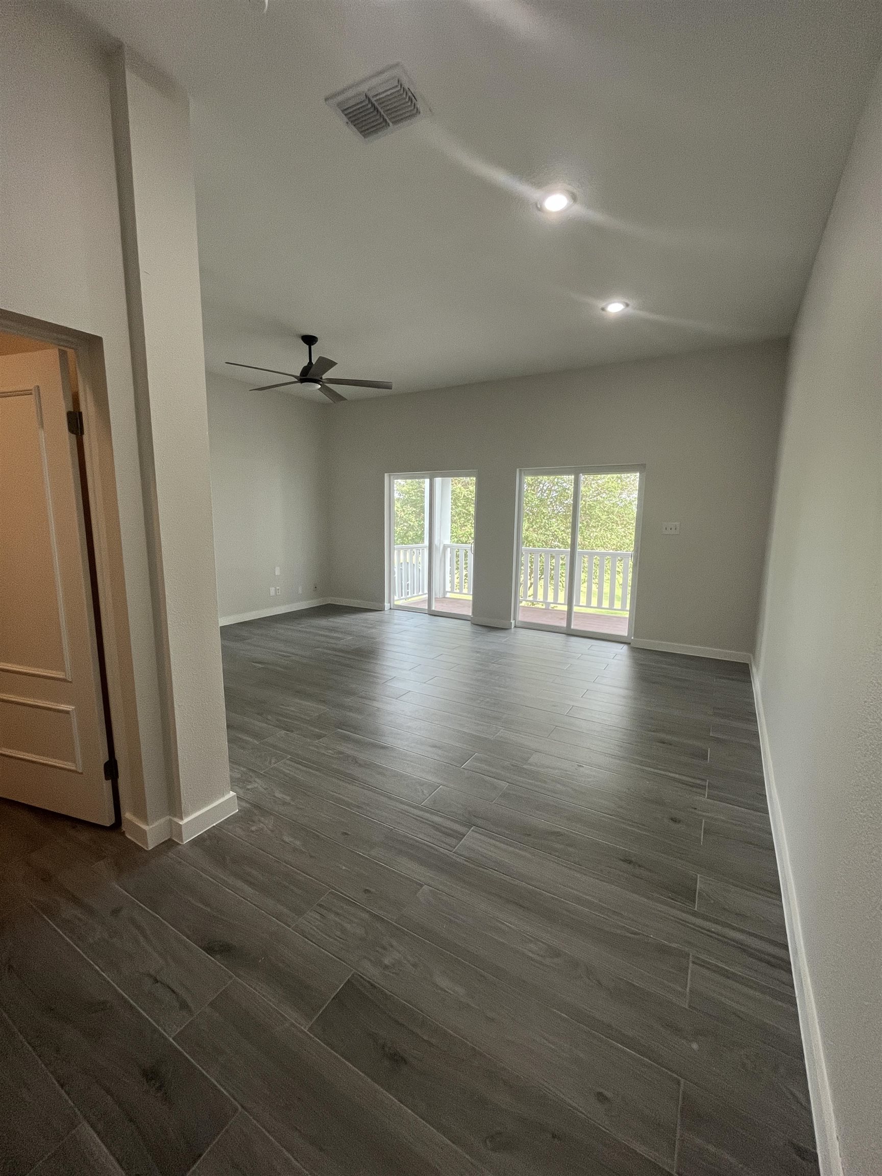 1800 Country Club Dr 14 Property Photo 17