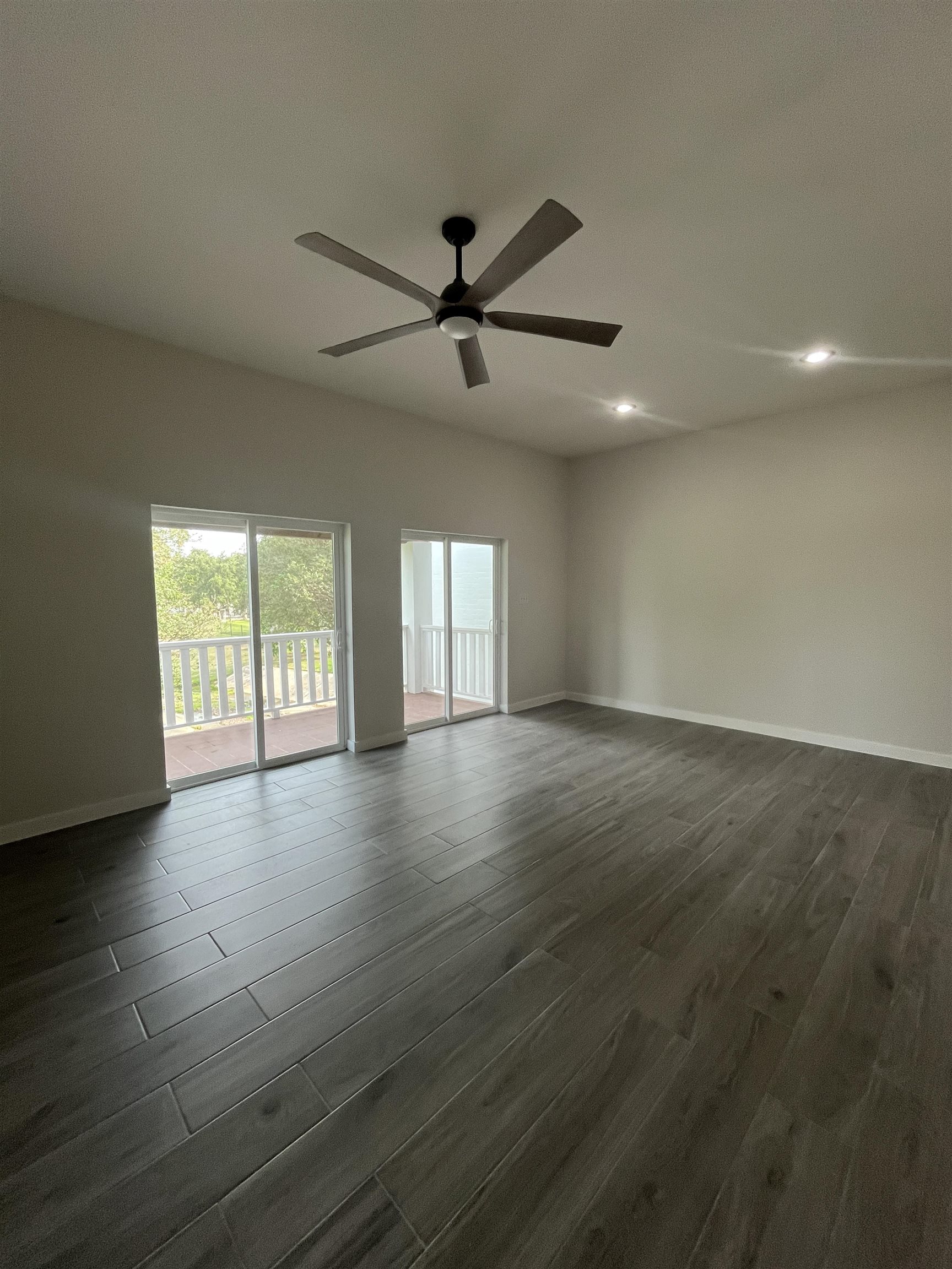 1800 Country Club Dr 14 Property Photo 18