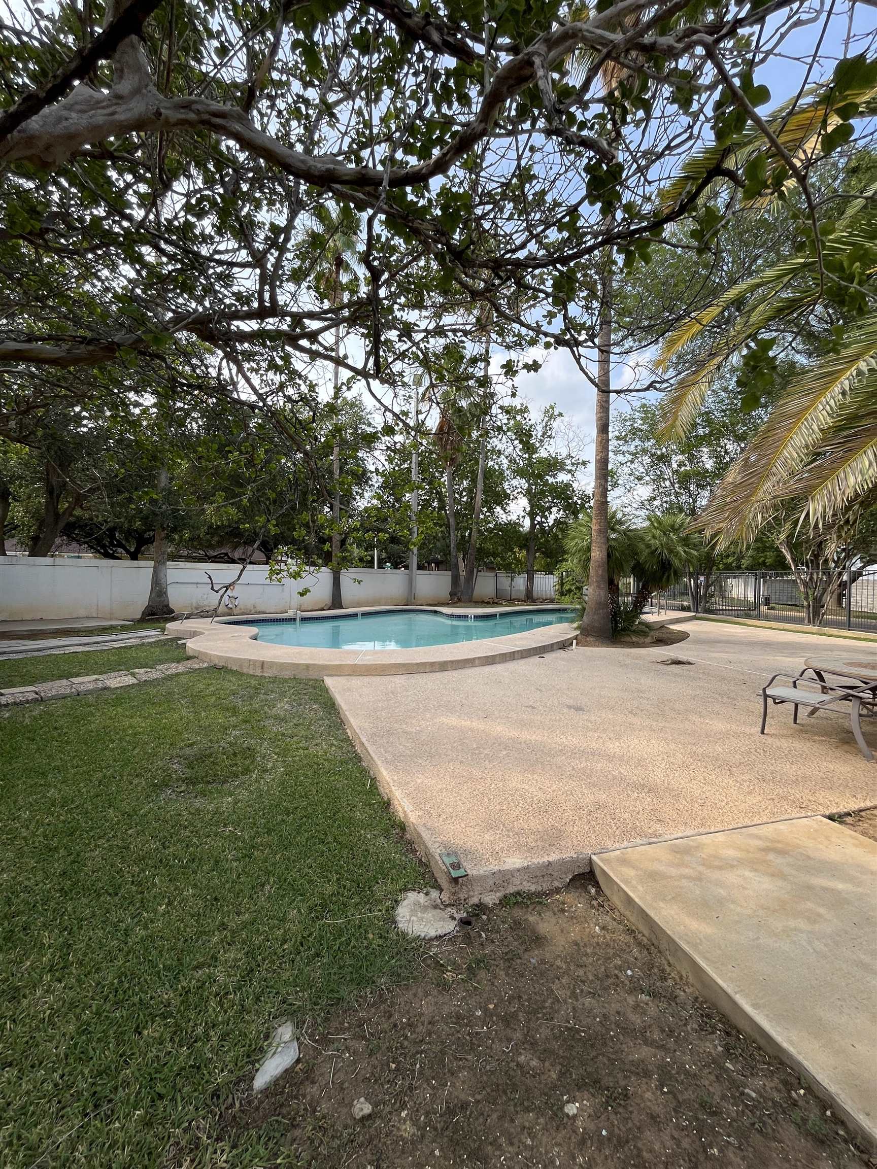 1800 Country Club Dr 14 Property Photo 27