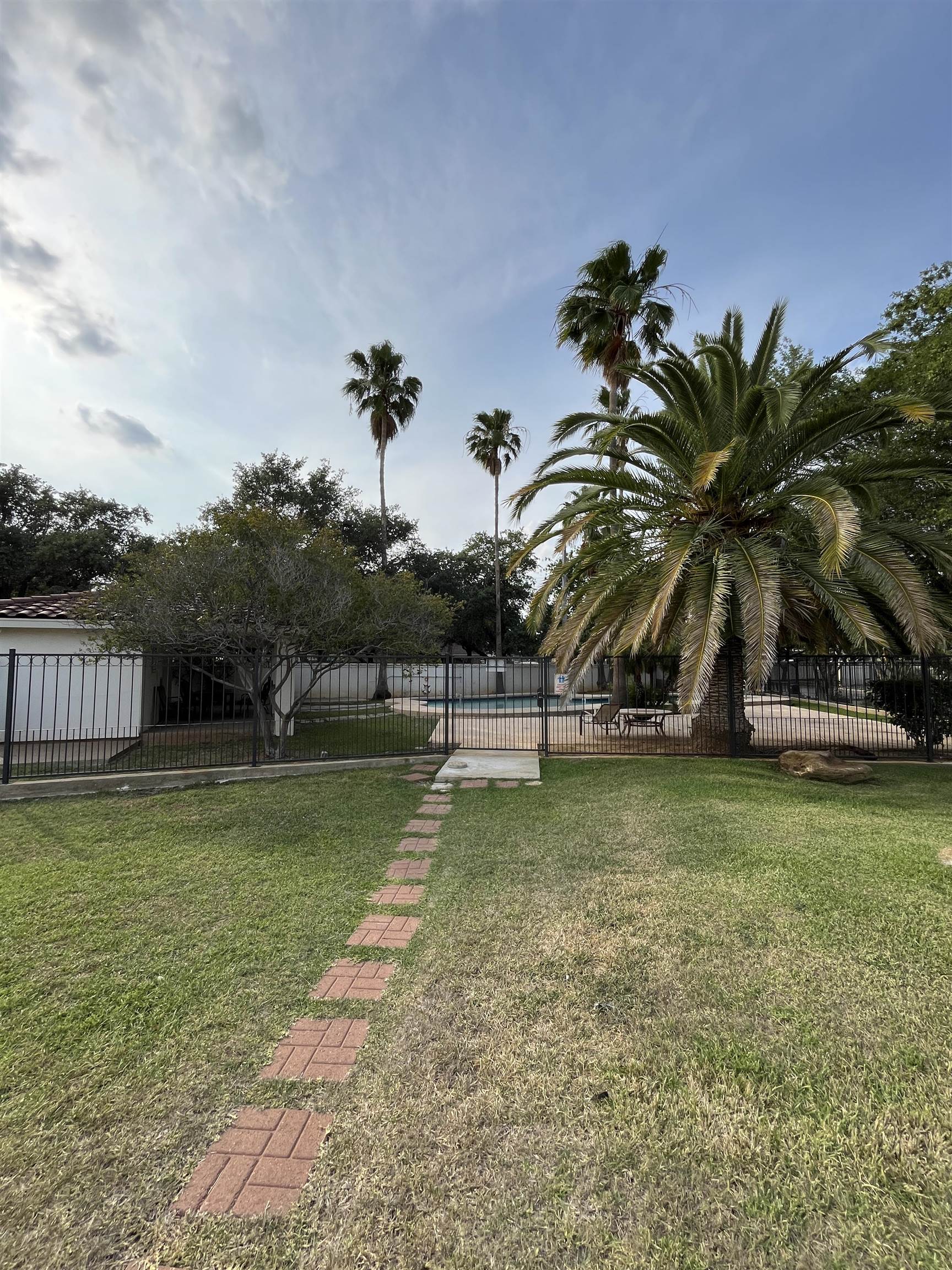 1800 Country Club Dr 14 Property Photo 29