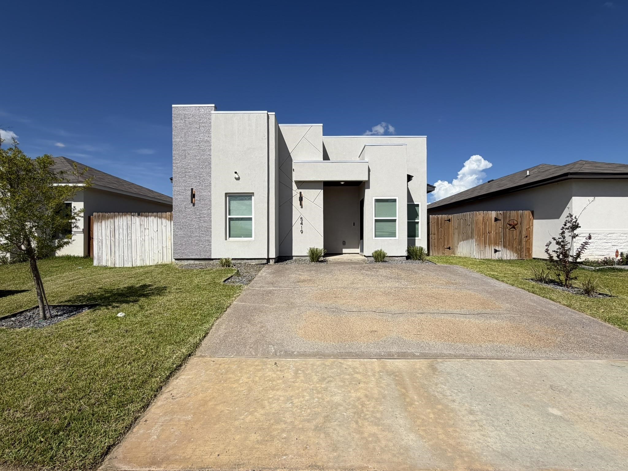 5419 Lone Star Loop Property Photo 1