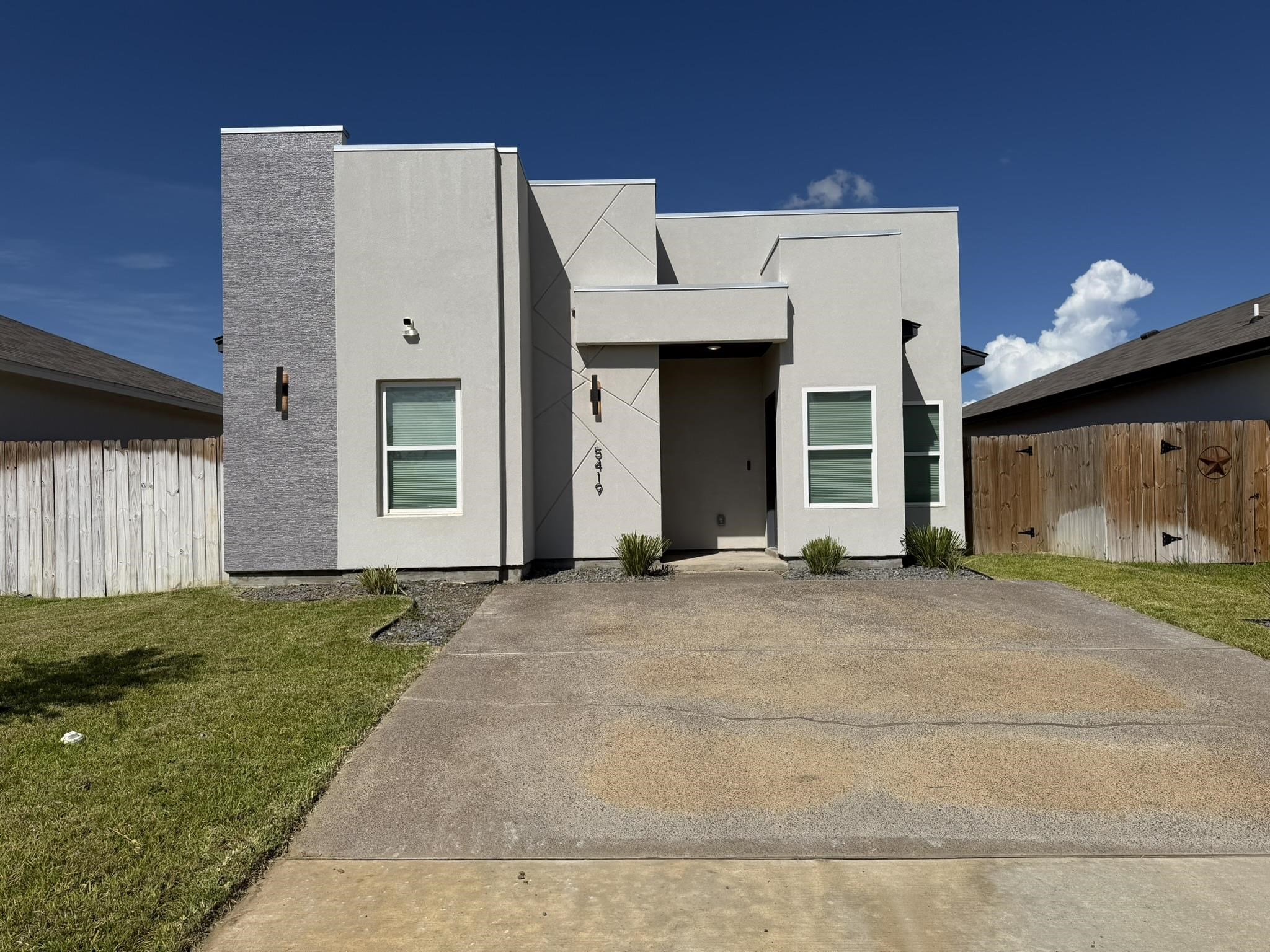 5419 Lone Star Loop Property Photo 2