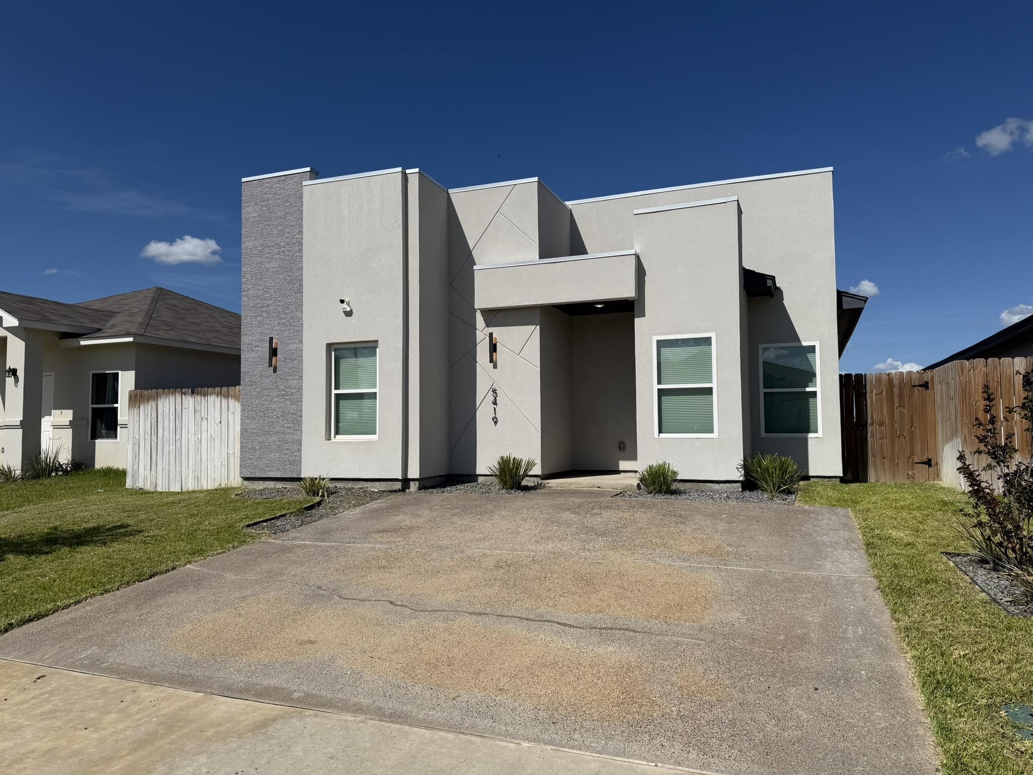 5419 Lone Star Loop Property Photo 3