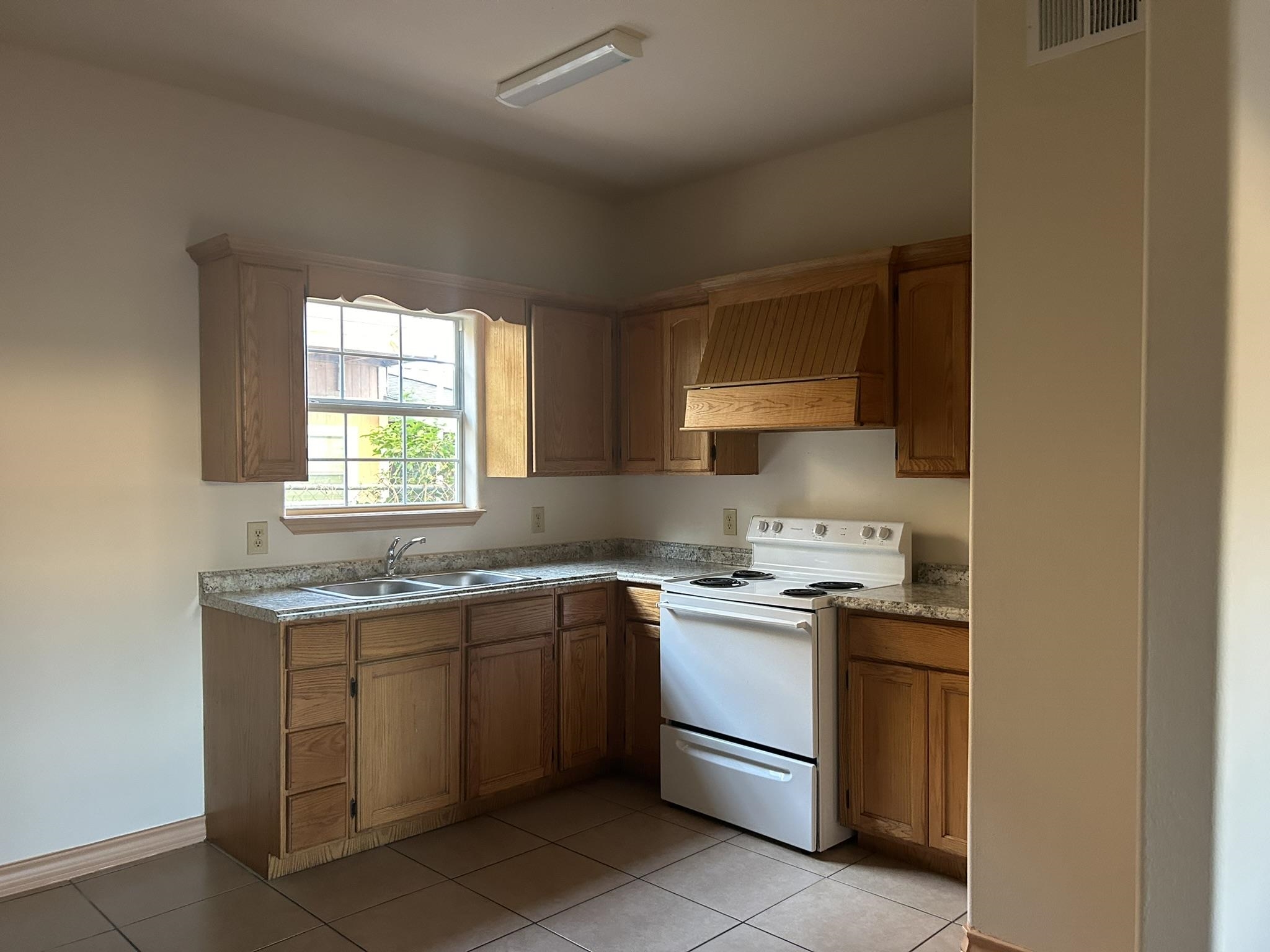 2115 Cross St 3 Property Photo 4