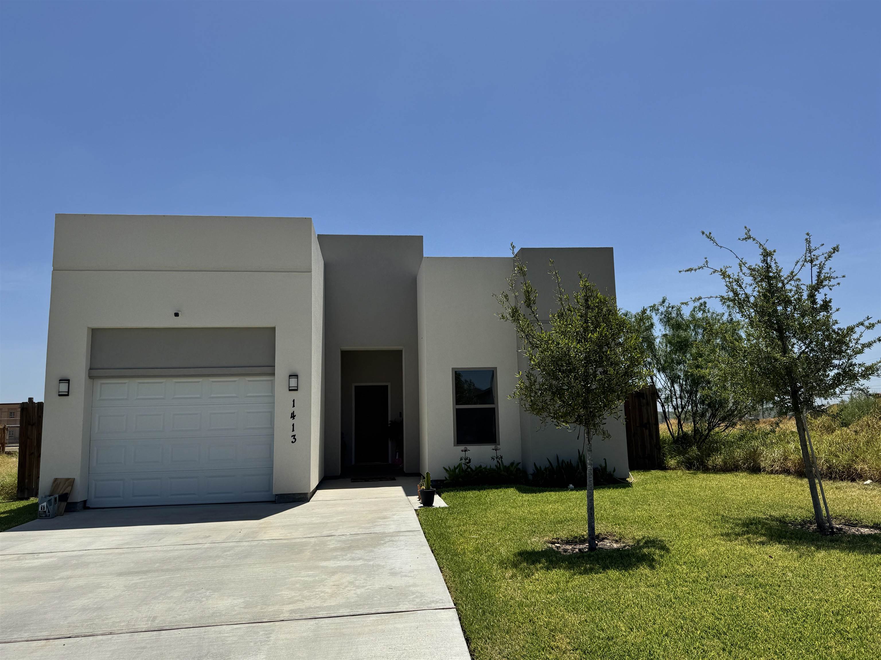 1413 El Caporal Dr. Property Photo 1
