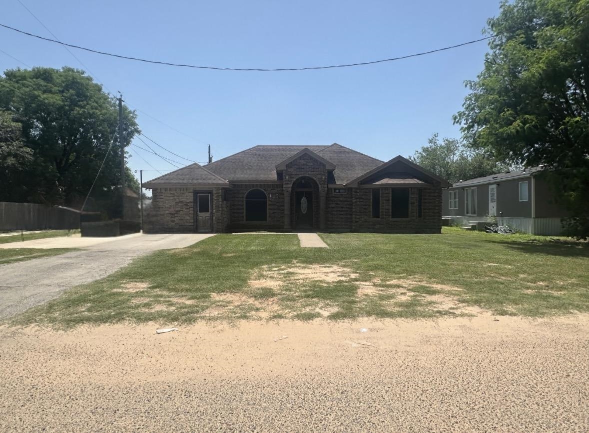 1407 N Cedar Ave Property Photo 1