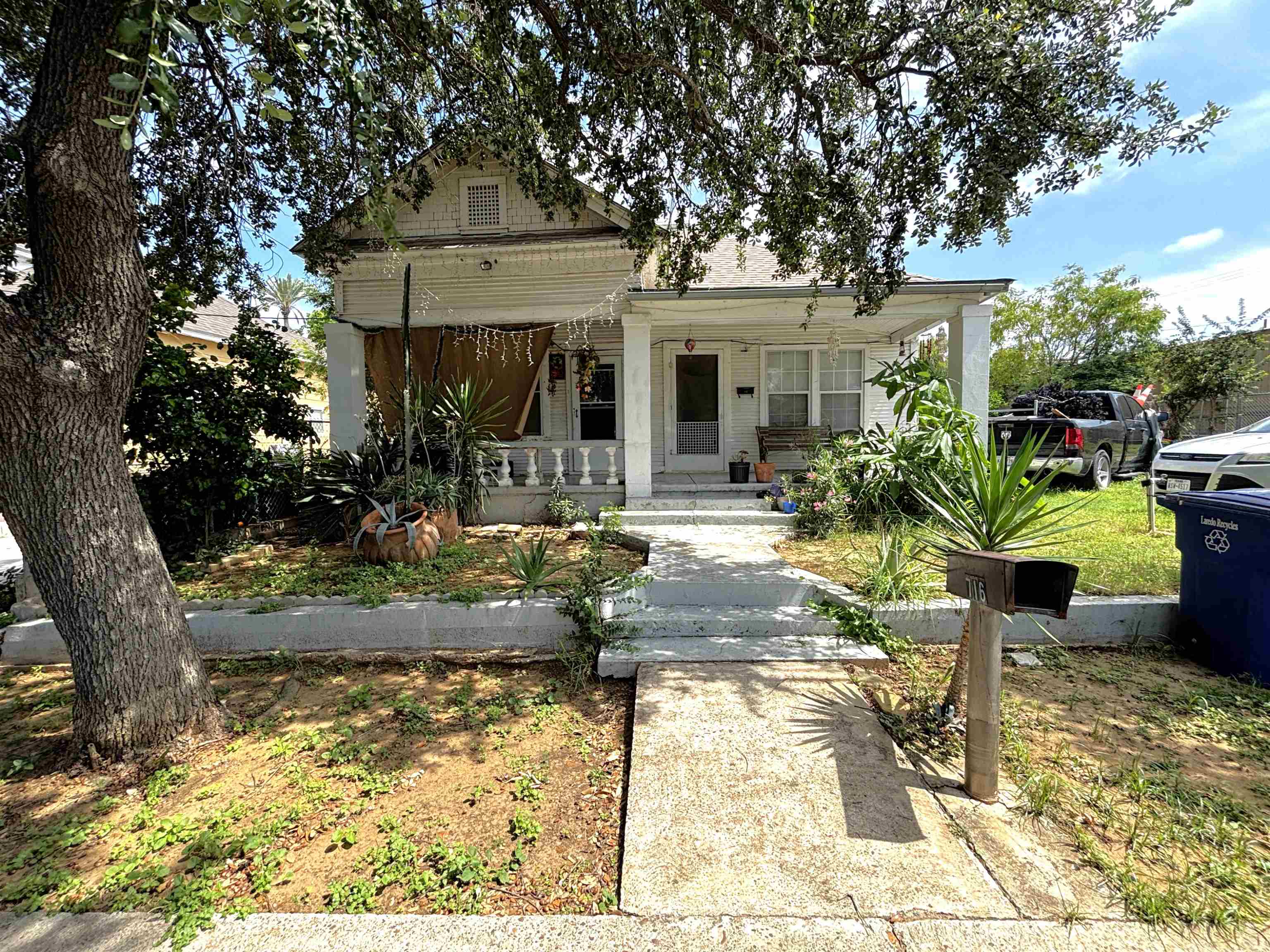 716 Laredo St Property Photo 1