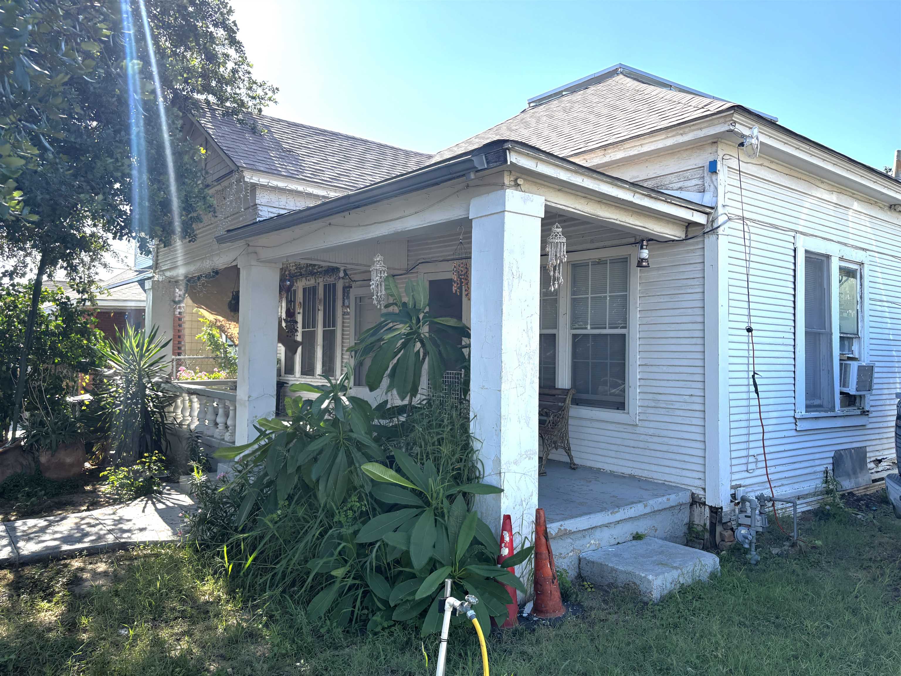 716 Laredo St Property Photo 3