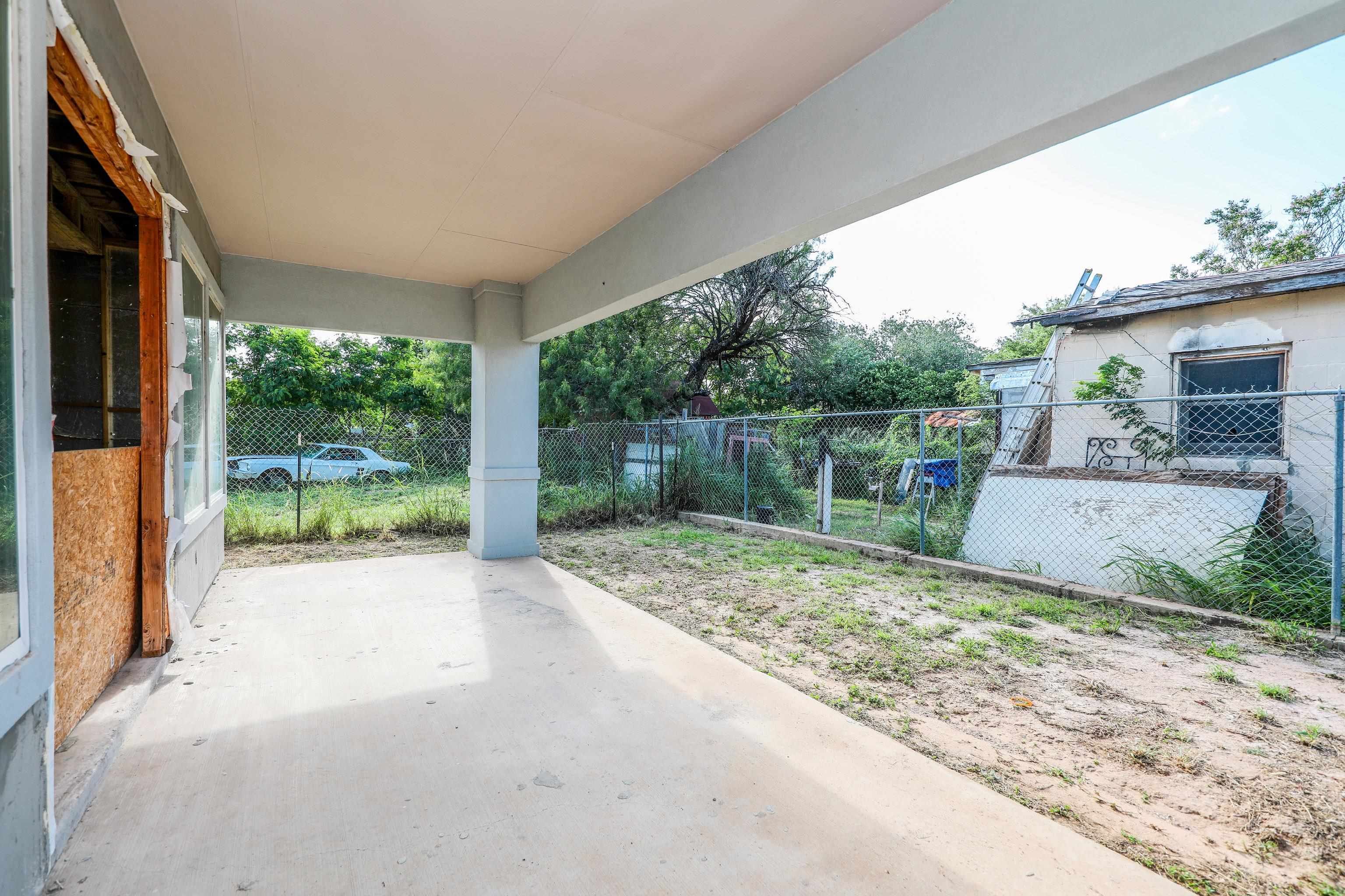 220 Ash St Property Photo 6