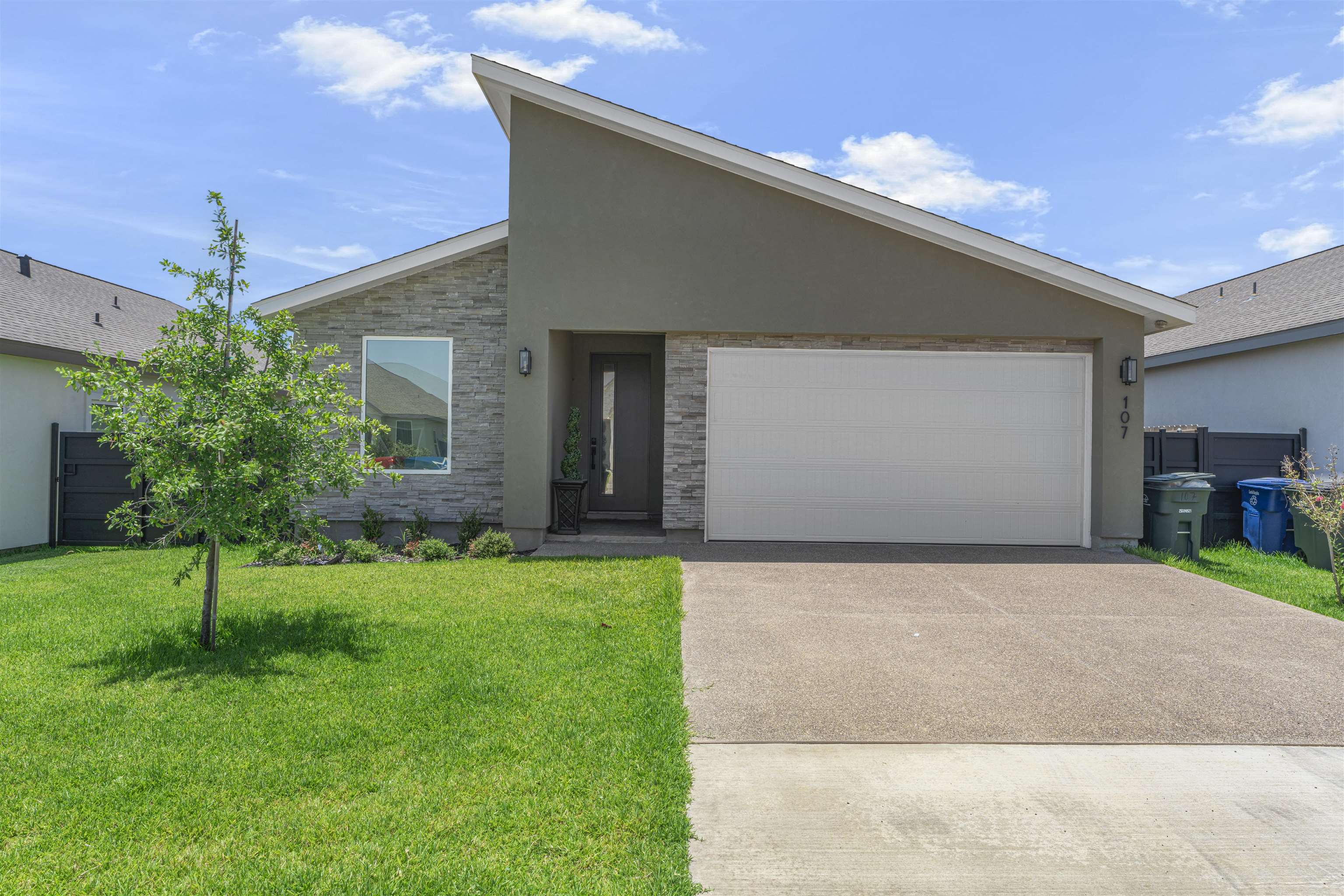 107 Canyon Lake Dr. Property Photo 1