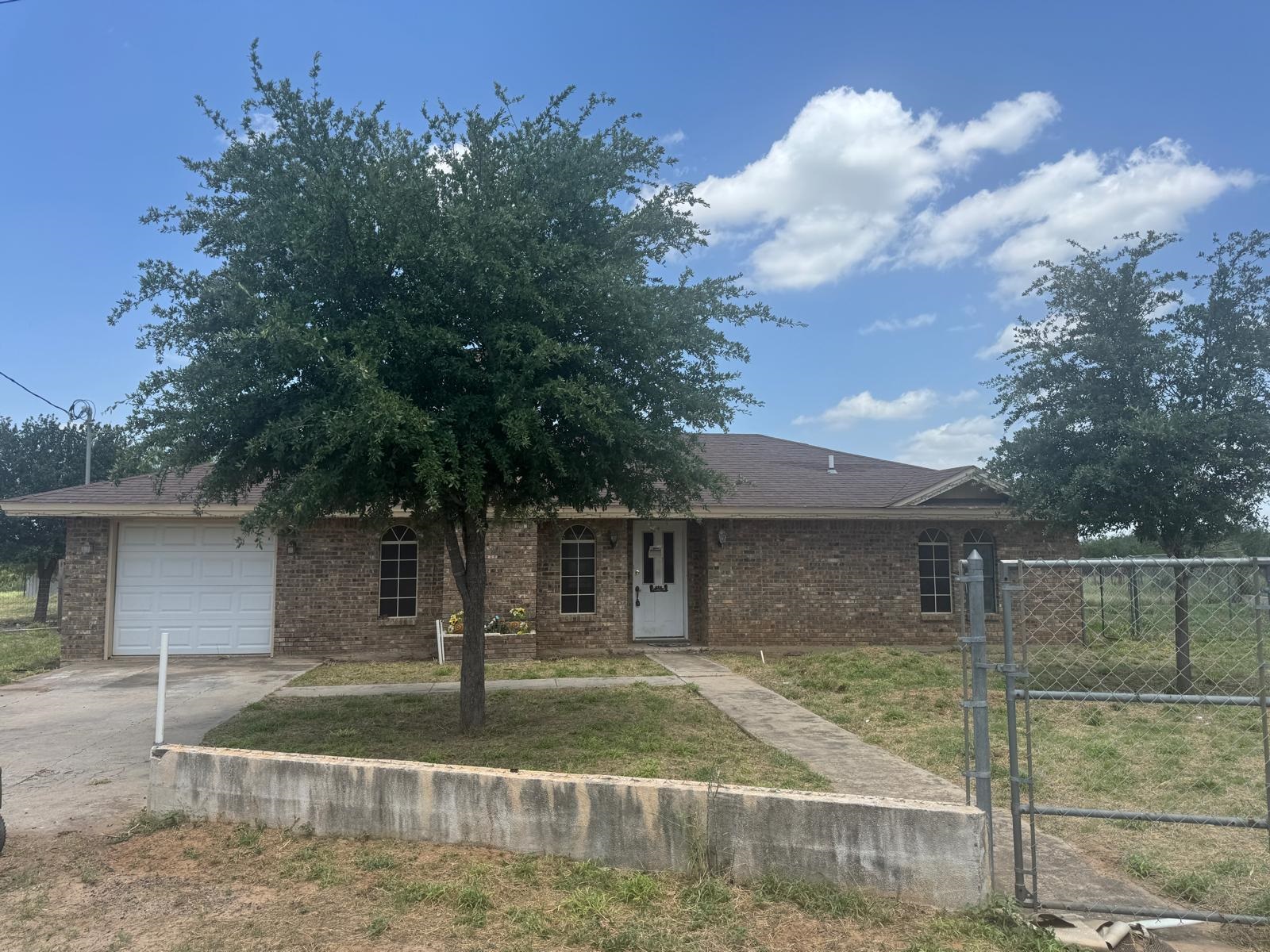 911 Pine Ave. Property Photo 1