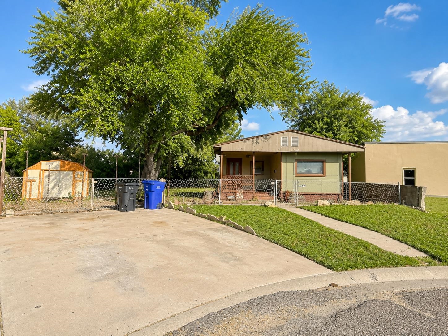207 Devon W Pl Property Photo 1