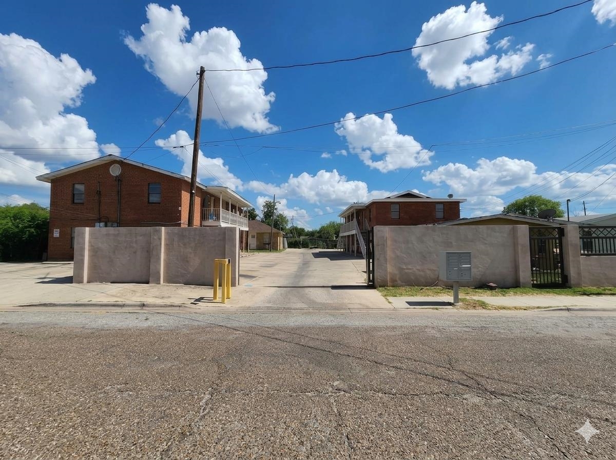 2407 Pierce St Property Photo 1
