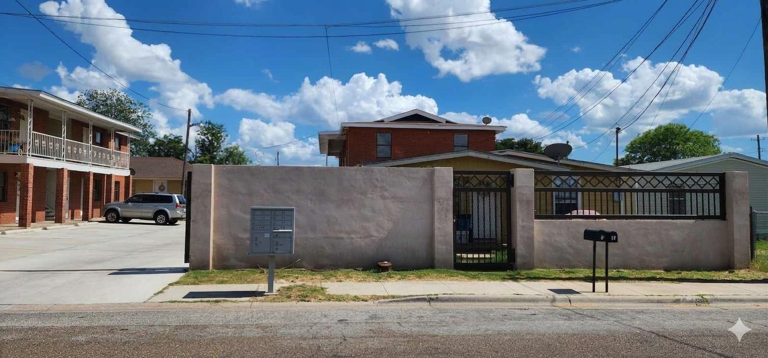 2407 Pierce St Property Photo 2