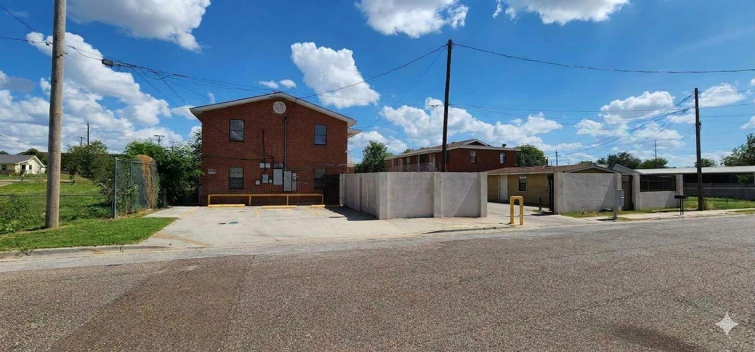 2407 Pierce St Property Photo 3
