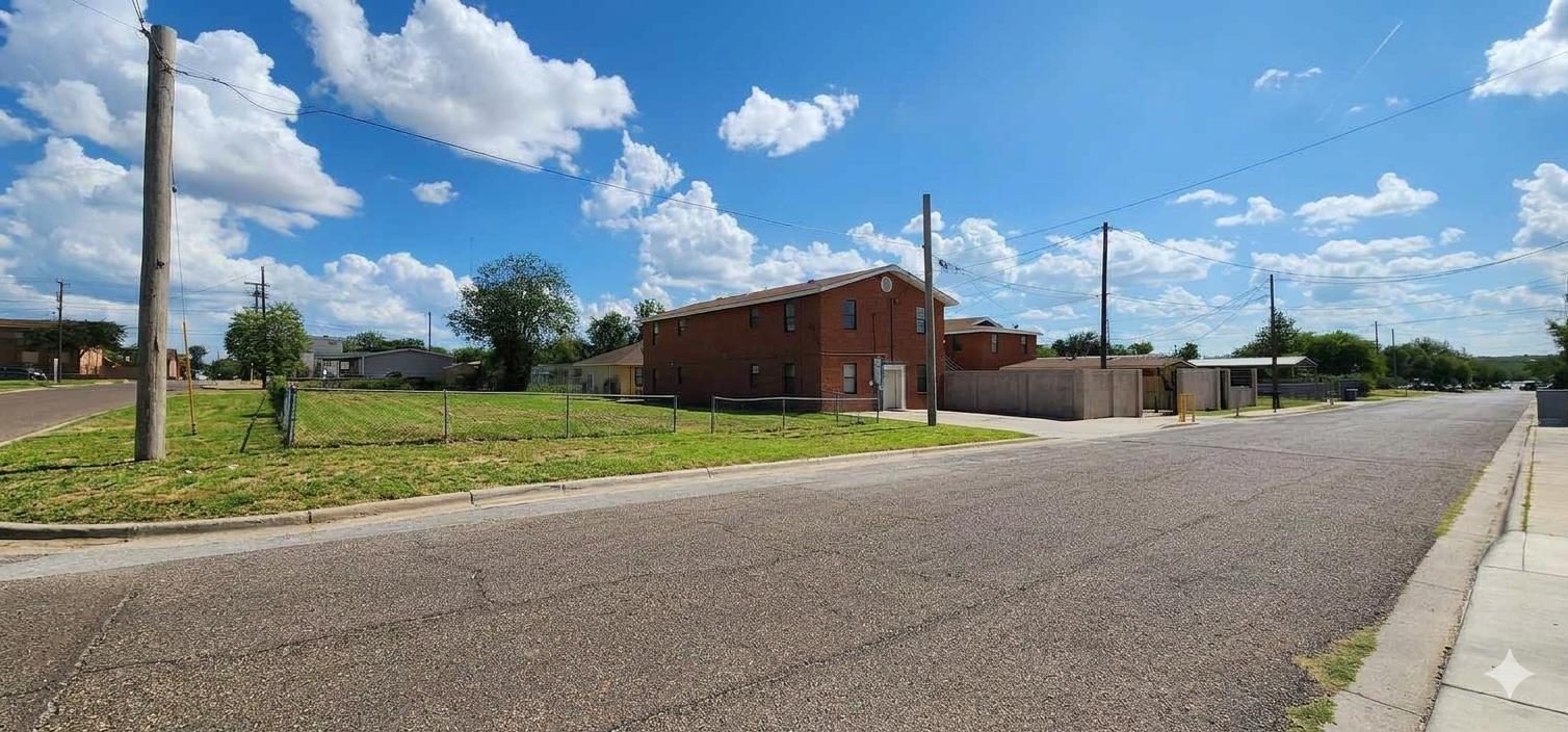 2407 Pierce St Property Photo 4
