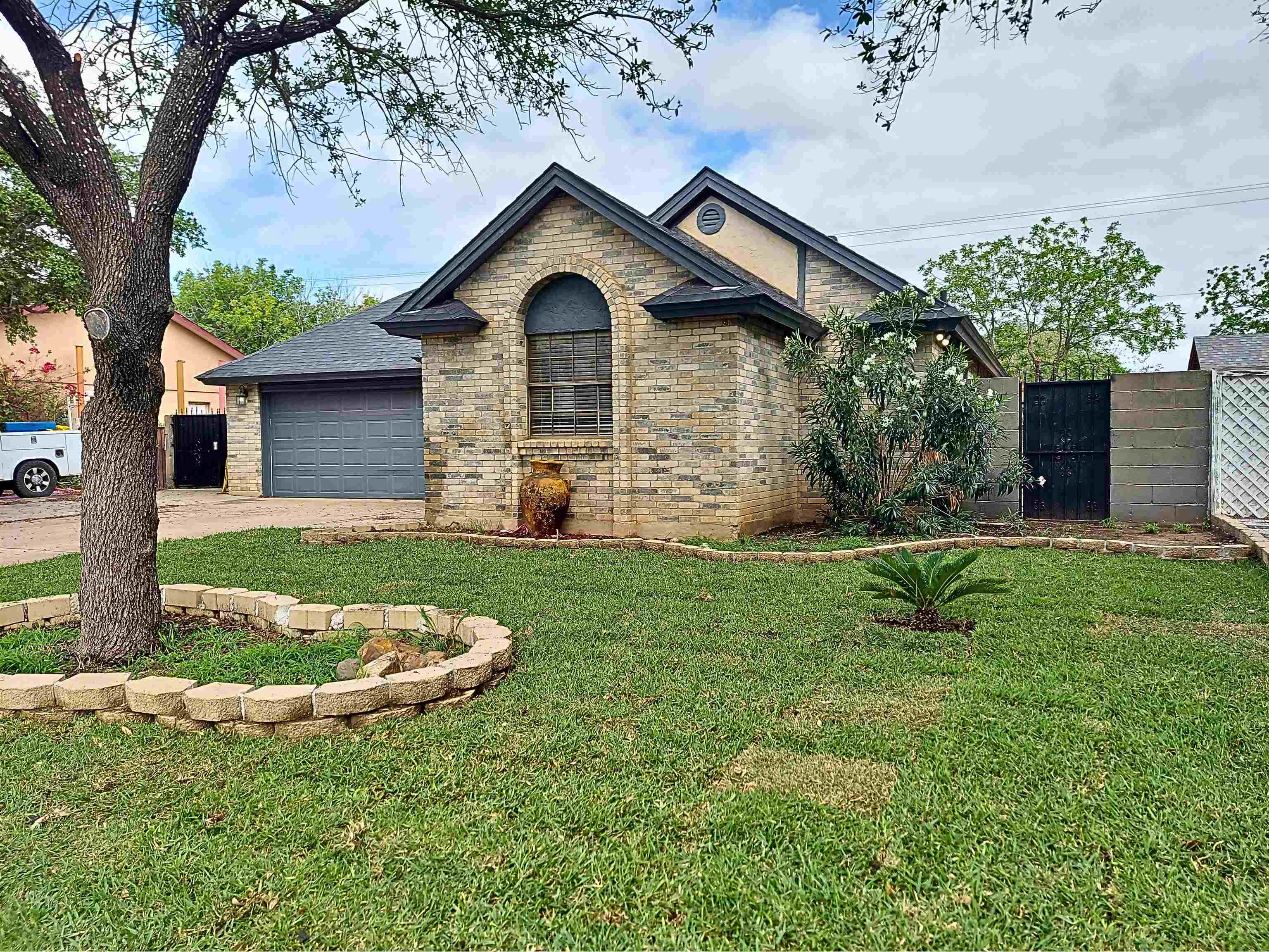 1914 Lowry Rd Property Photo 2