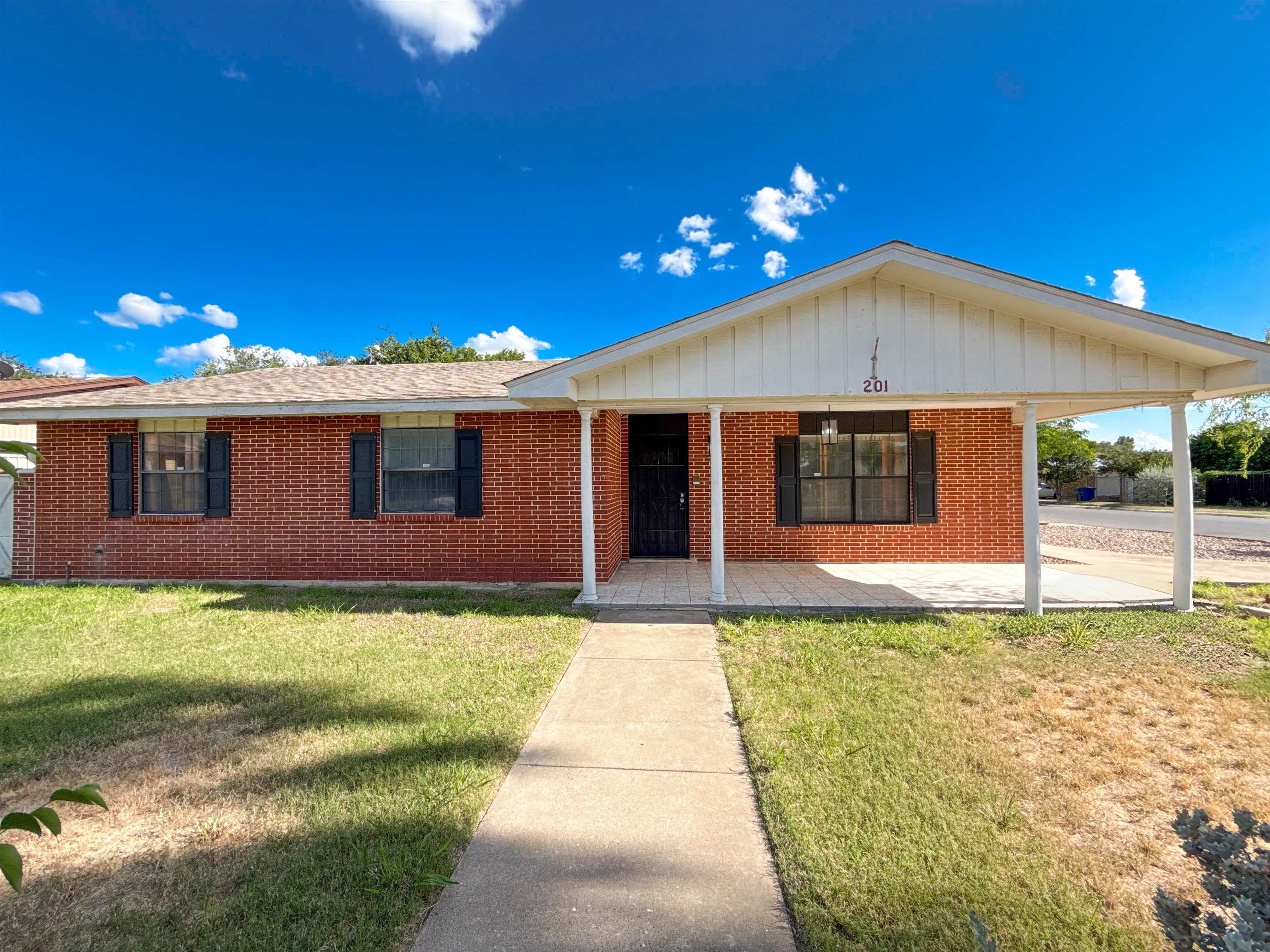 201 Gumwood Ln Property Photo 1