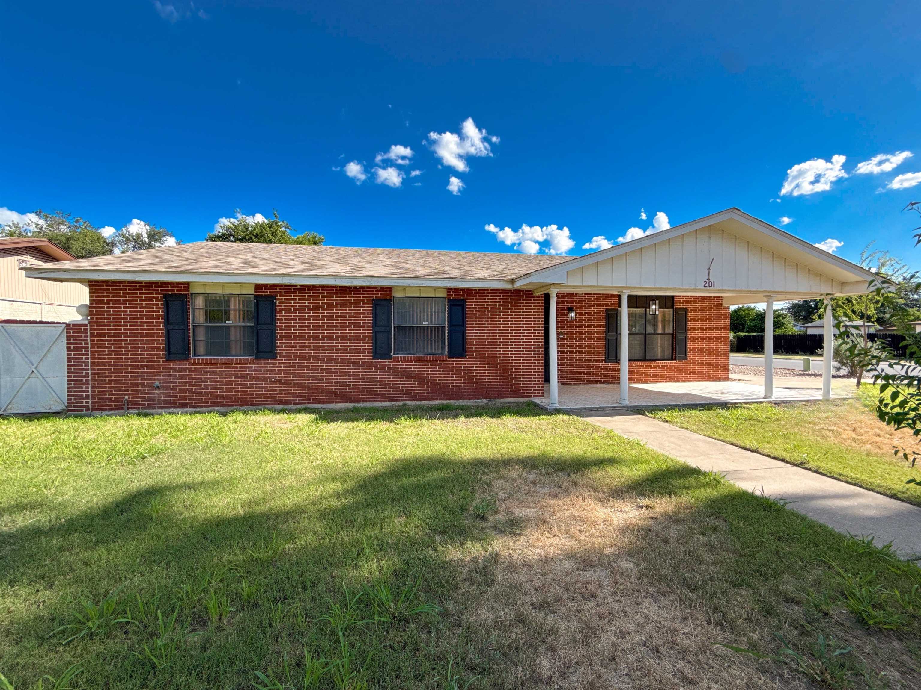 201 Gumwood Ln Property Photo 2