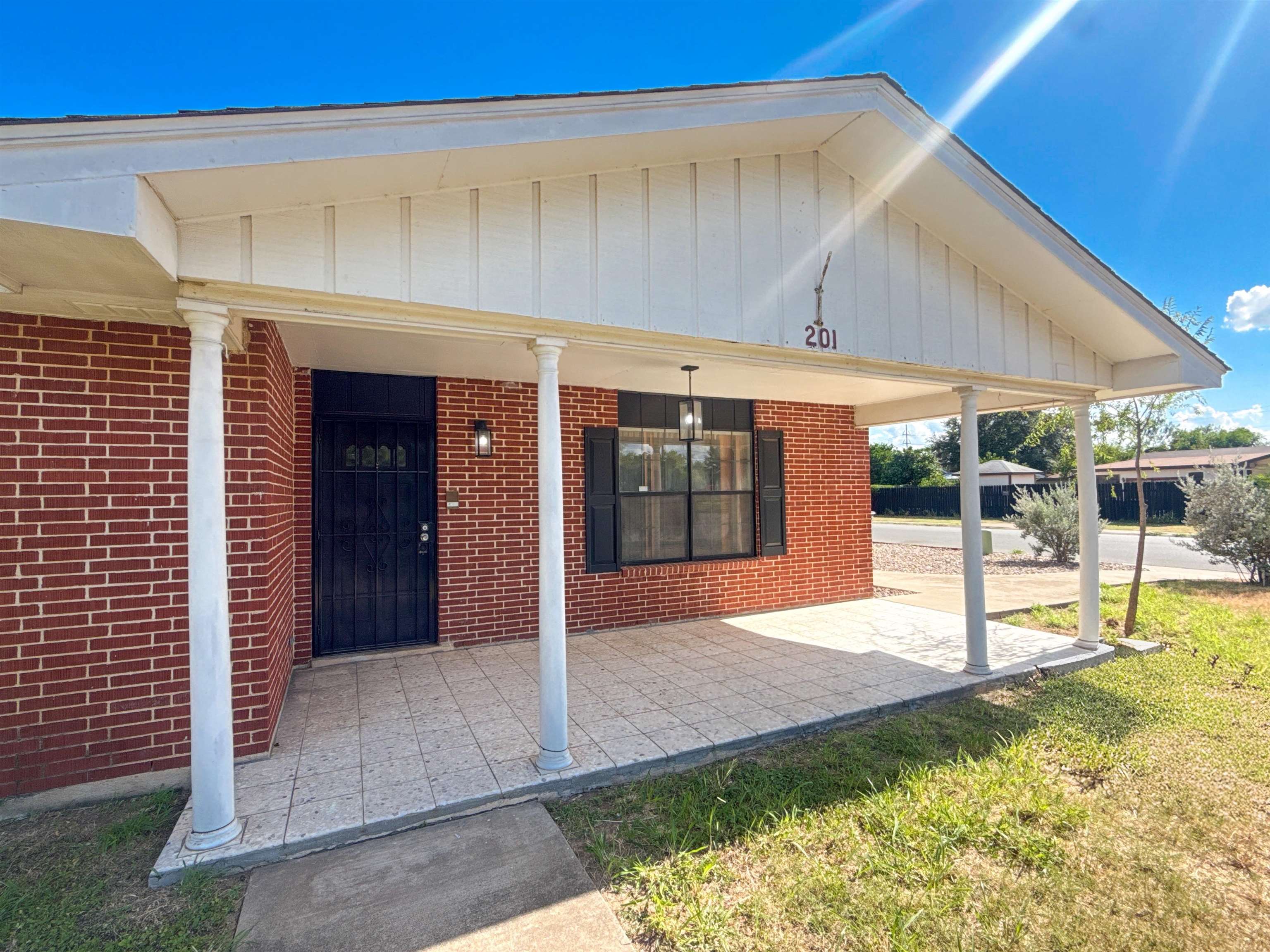 201 Gumwood Ln Property Photo 3