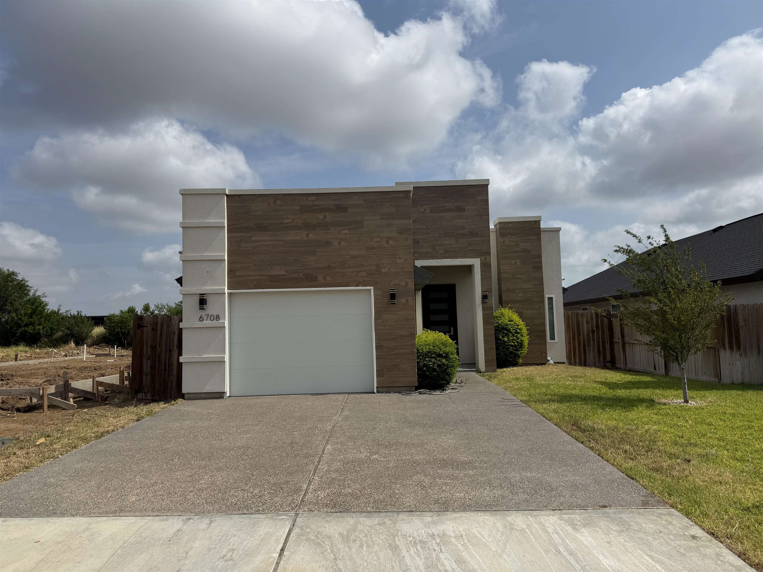6708 El Jinete Dr. Property Photo 1
