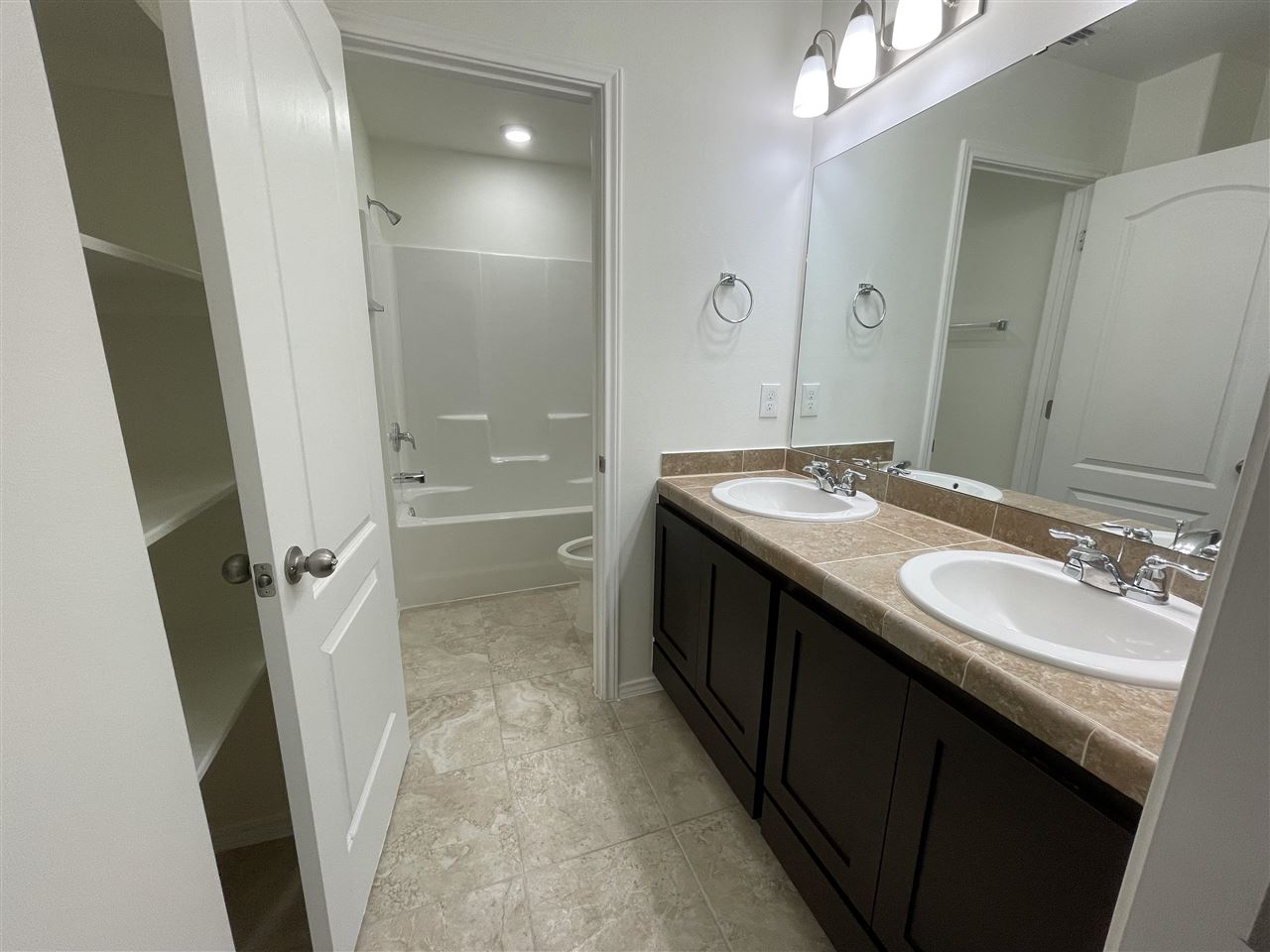 235 Welland Dr. 2 Property Photo 6