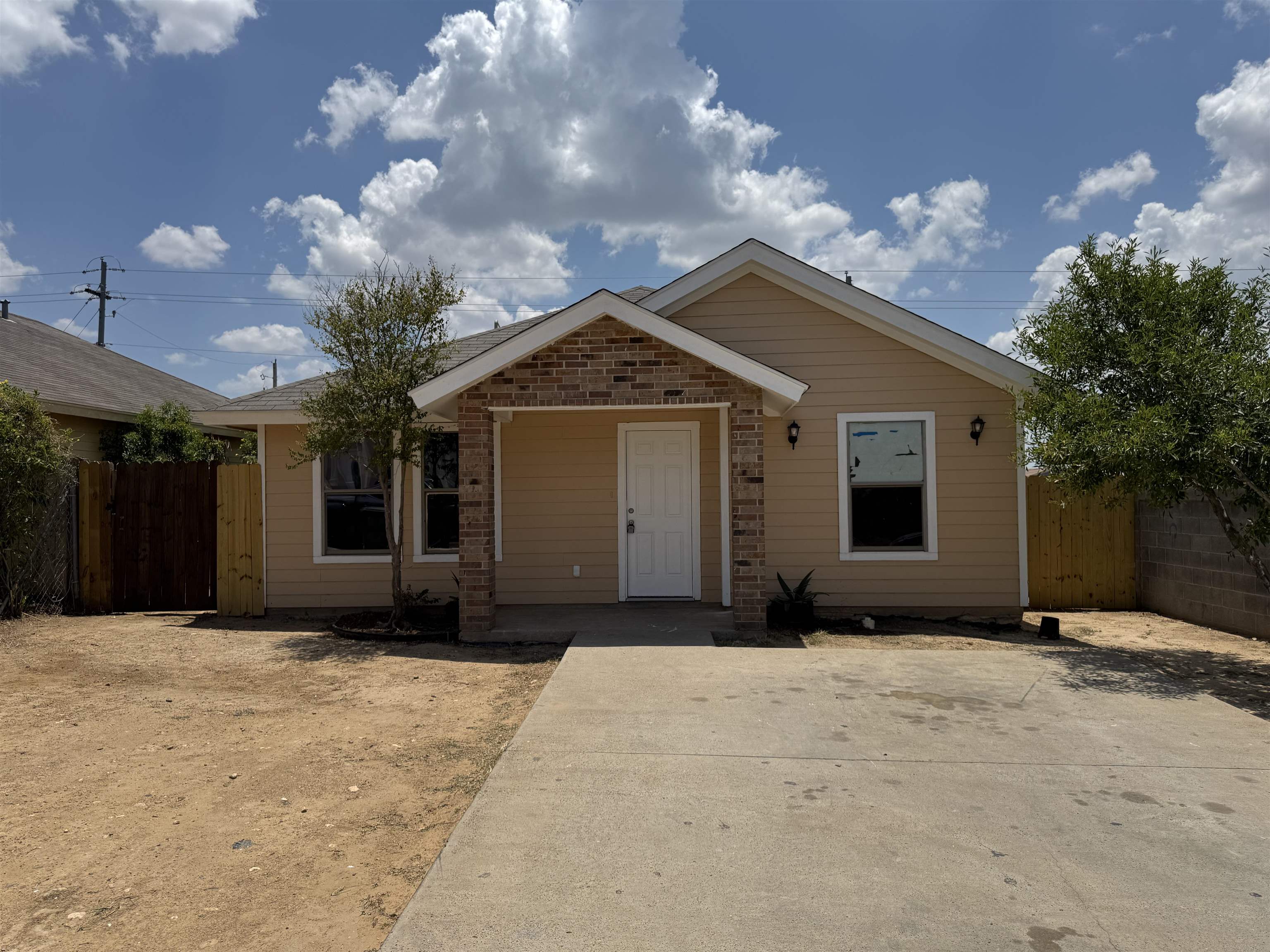 2203 Los Pinos Dr Property Photo 1