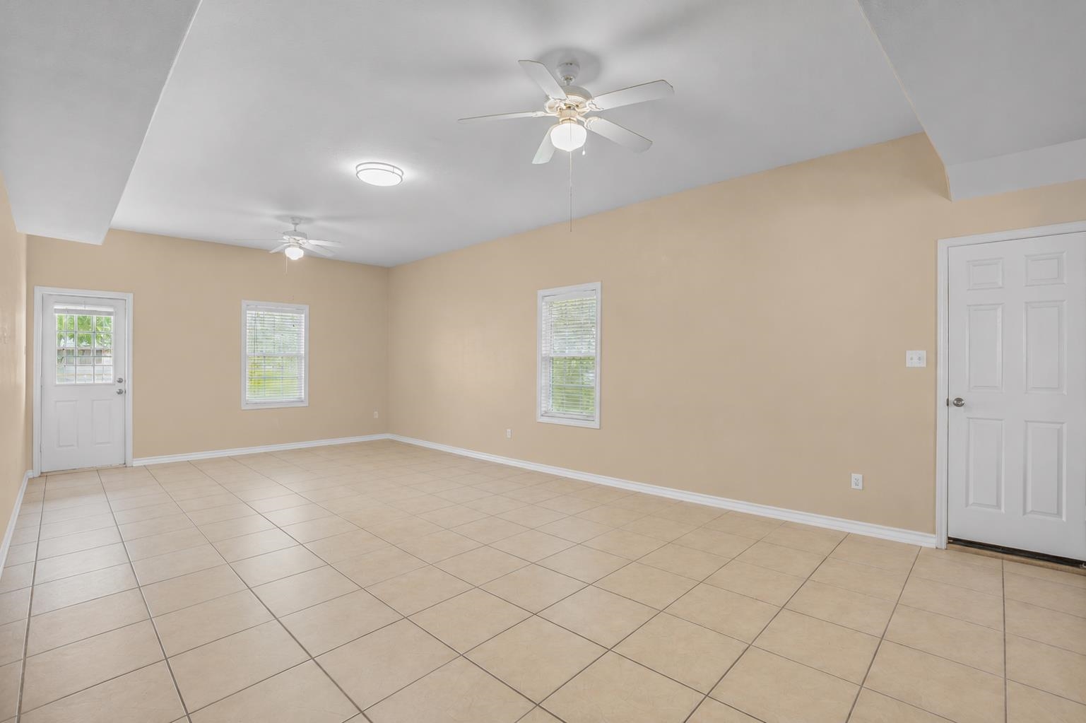 315 W Saunders St Property Photo 9