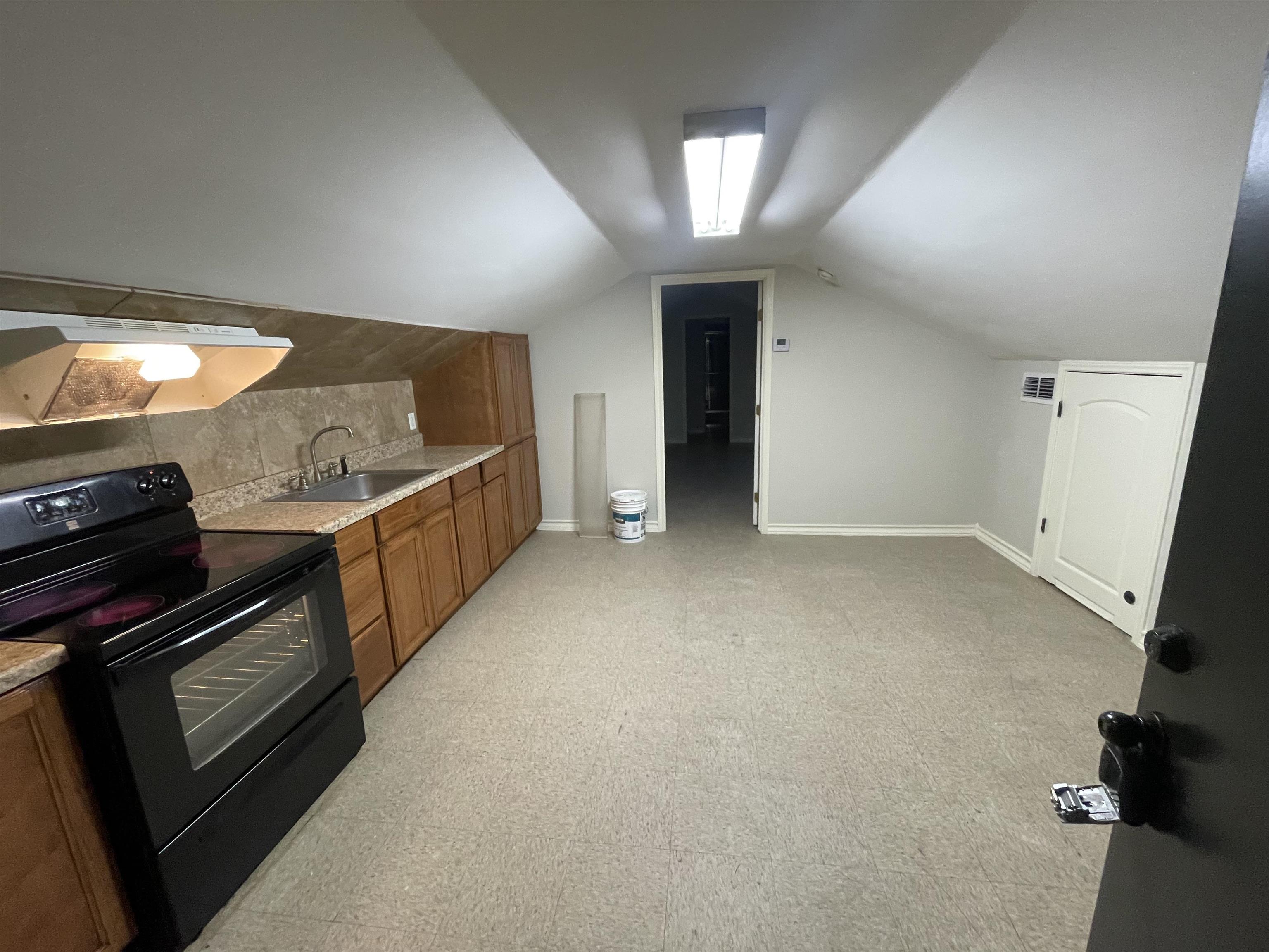 2202 Okane St 10 Property Photo 3
