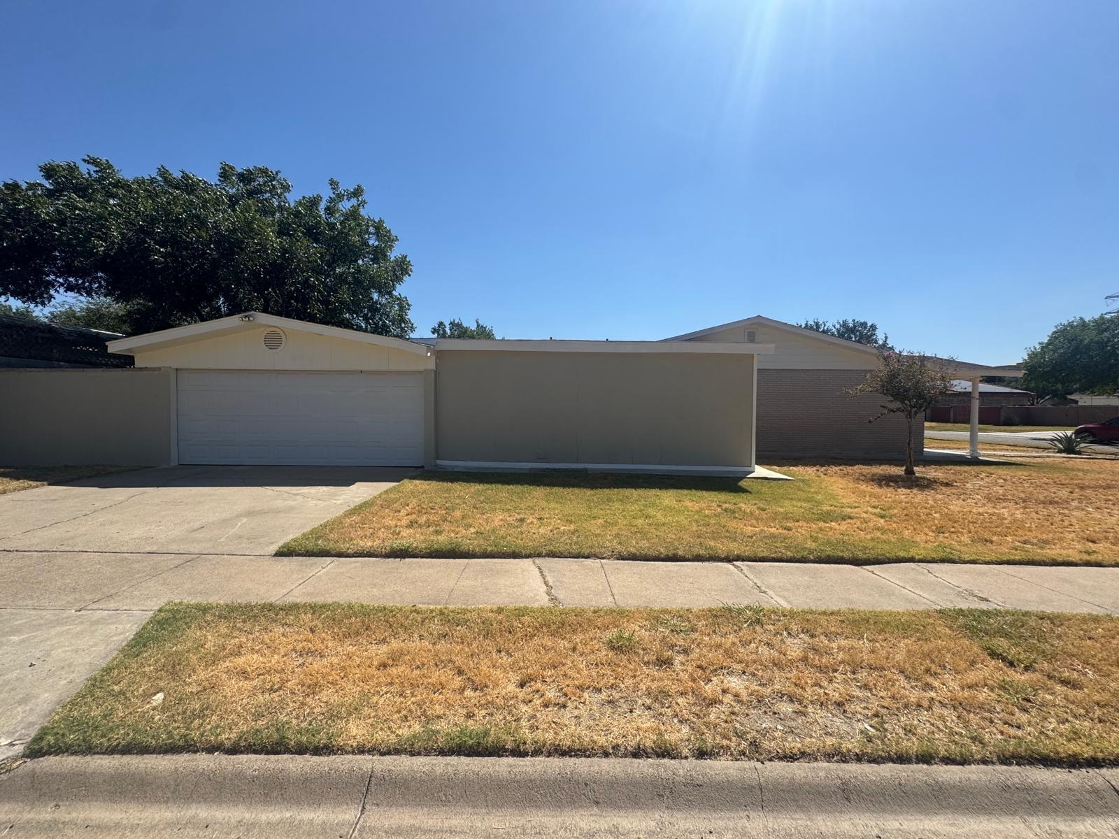 302 Huisache Dr Property Photo 3