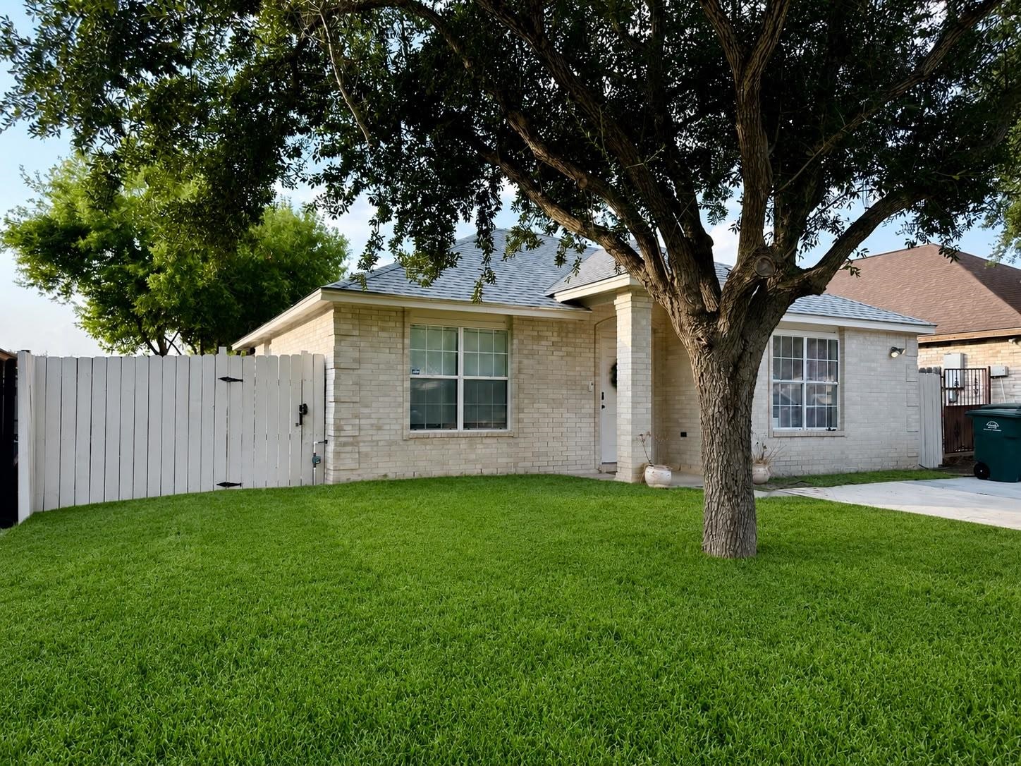 1844 Arctic Ct Property Photo 3