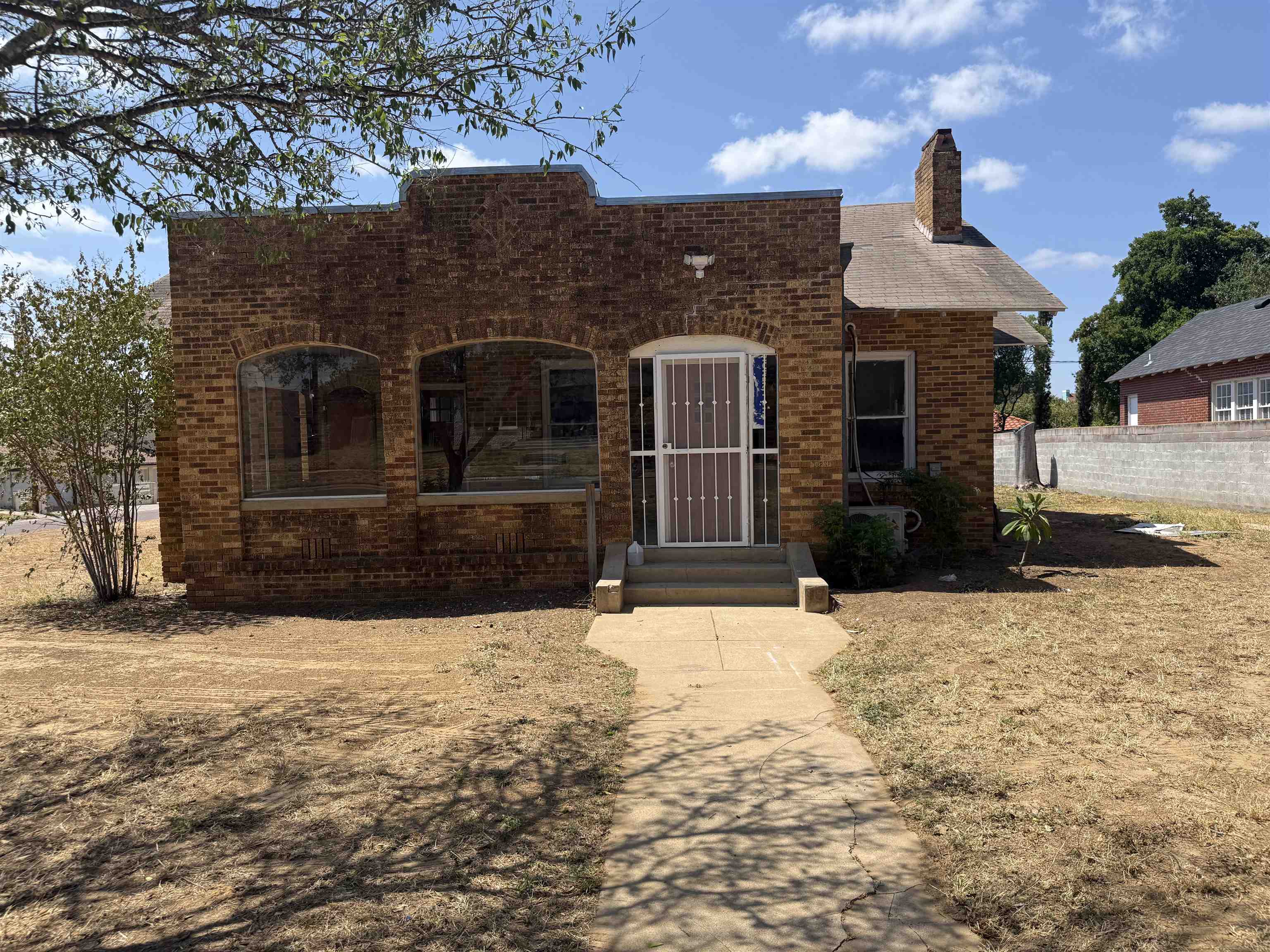 1319 Mier St Property Photo 1