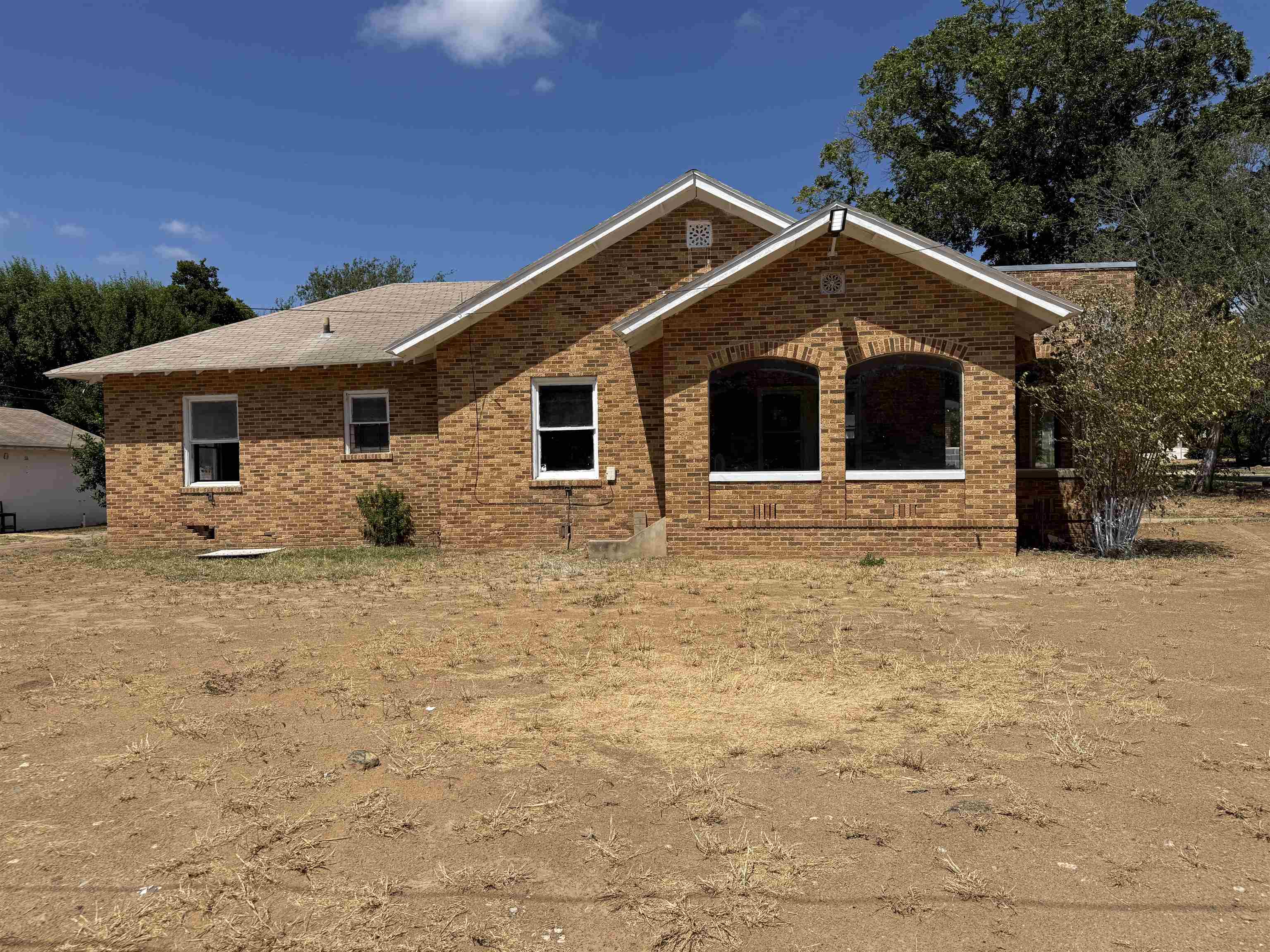 1319 Mier St Property Photo 3