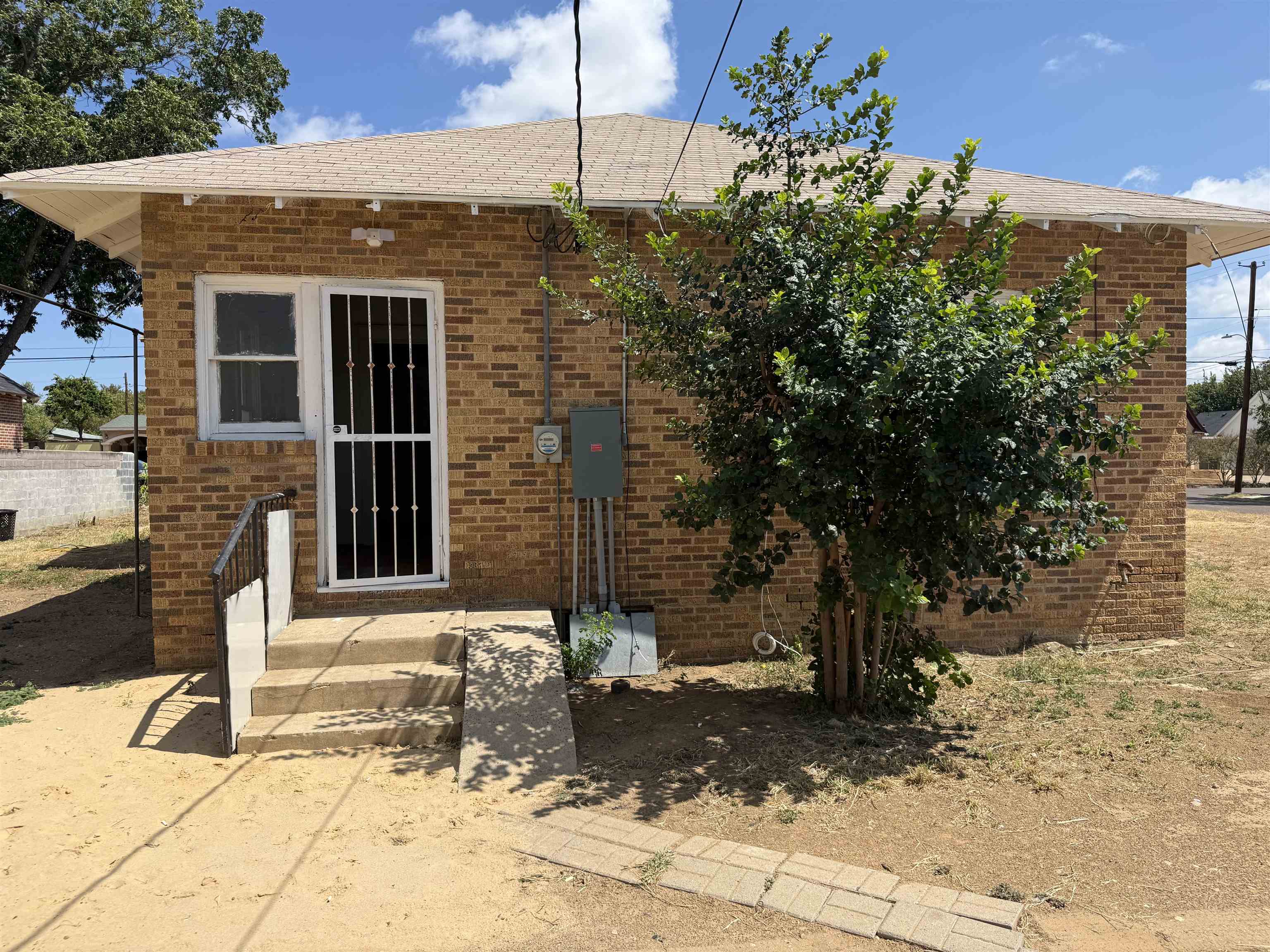 1319 Mier St Property Photo 4